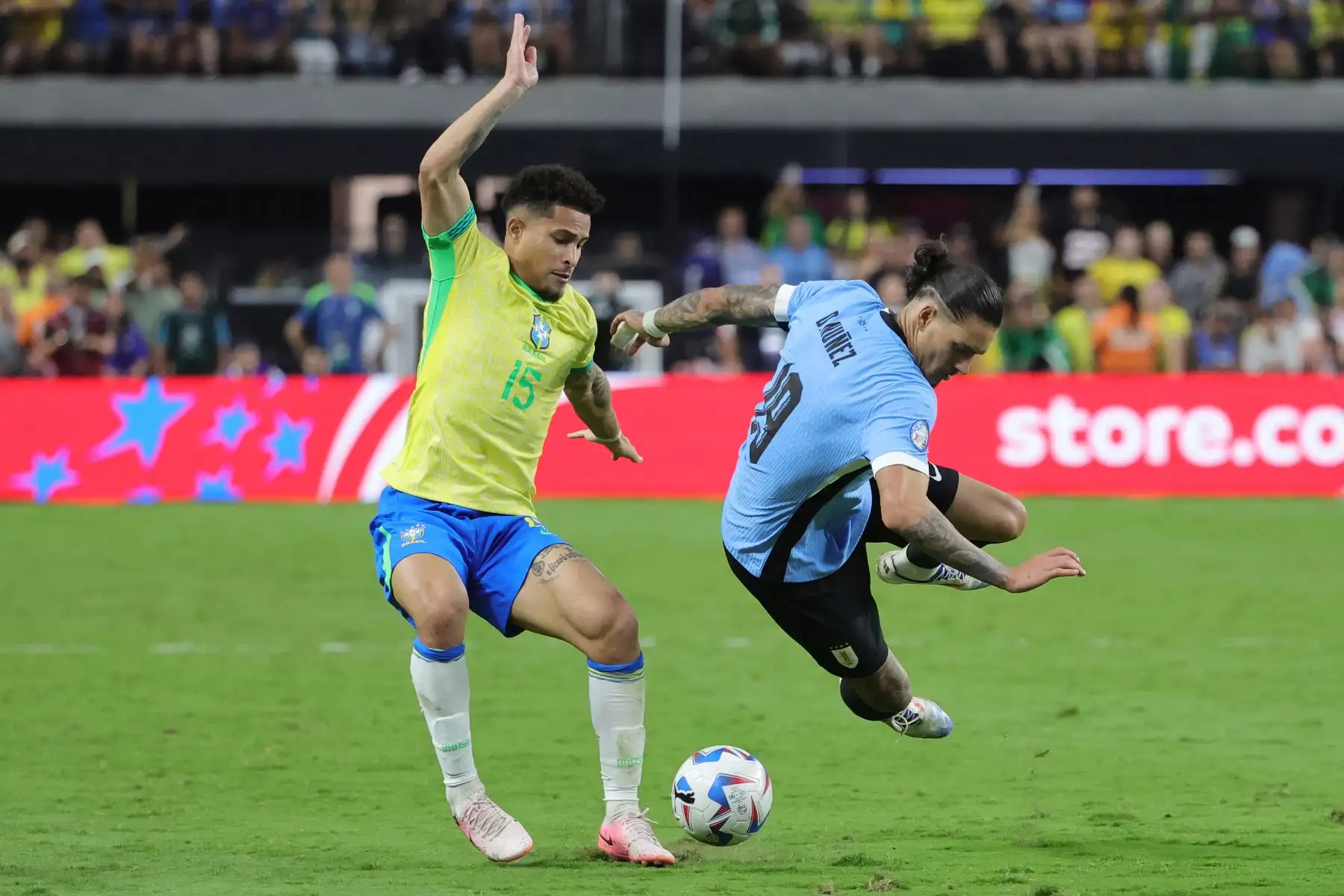 Joao Gomes de Brasil y Darwin Núñez de Uruguay luchan por el balón durante el partido de cuartos de final de la CONMEBOL Copa América 2024 entre Uruguay y Brasil en el Allegiant Stadium.
Foto: AFP