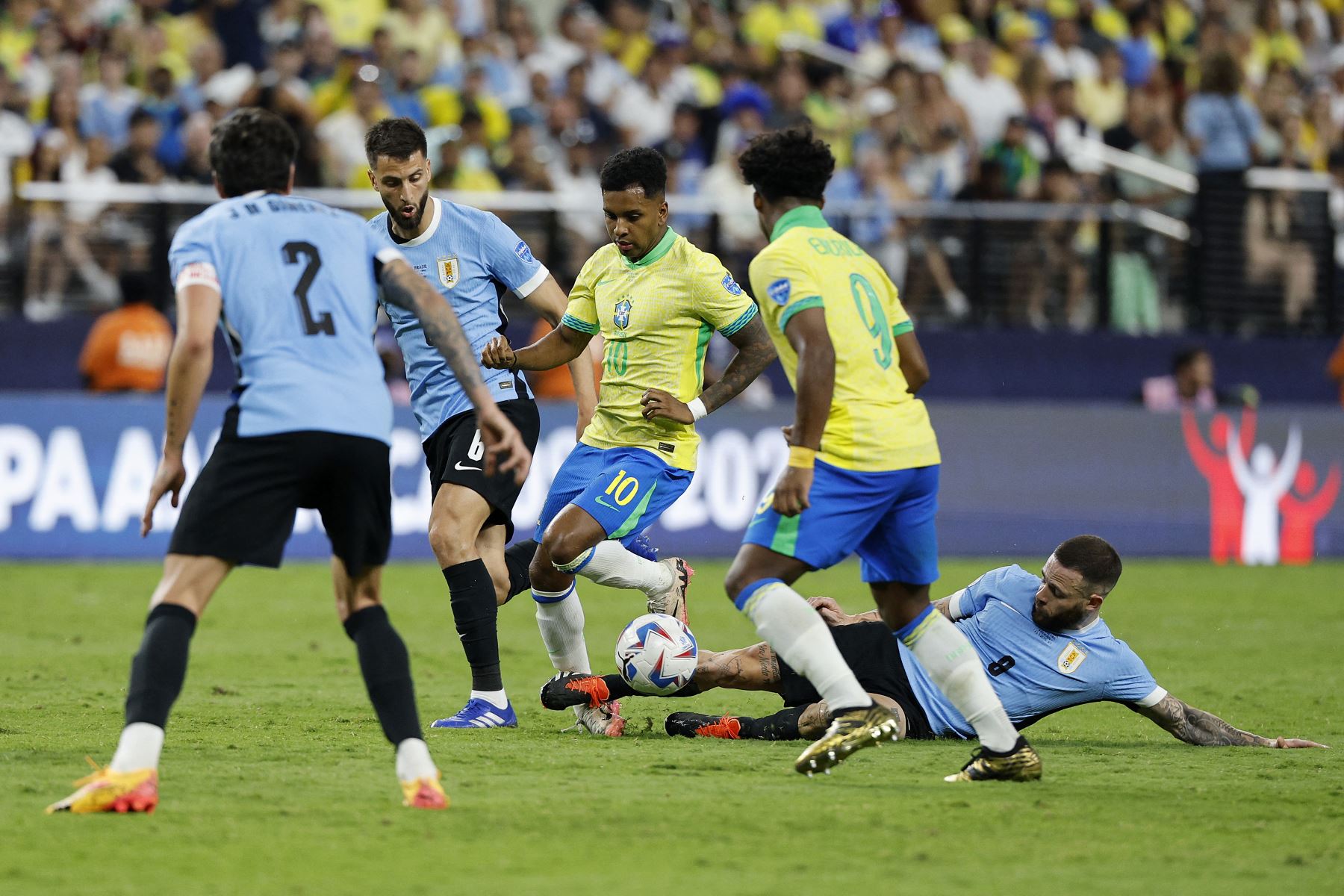 Nahitan Nandez de Uruguay comete falta sobre Rodrygo de Brasil durante el partido de cuartos de final de la CONMEBOL Copa América 2024 entre Uruguay y Brasil en el Allegiant Stadium .
Foto: AFP