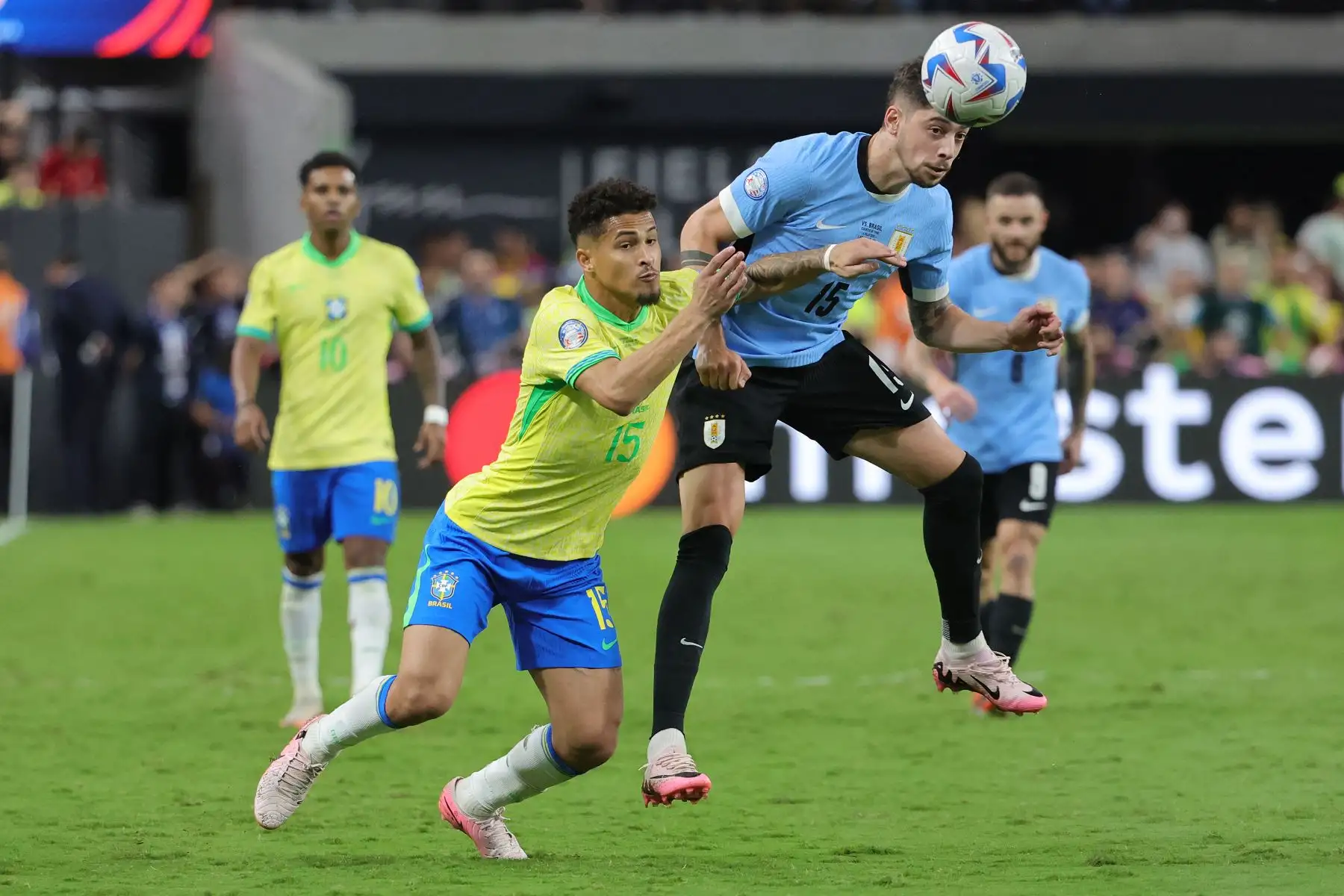 Federico Valverde de Uruguay encabeza el balón contra Joao Gomes de Brasil durante el partido de cuartos de final de la CONMEBOL Copa América 2024 entre Uruguay y Brasil en el Allegiant Stadium.
Foto:  AFP
