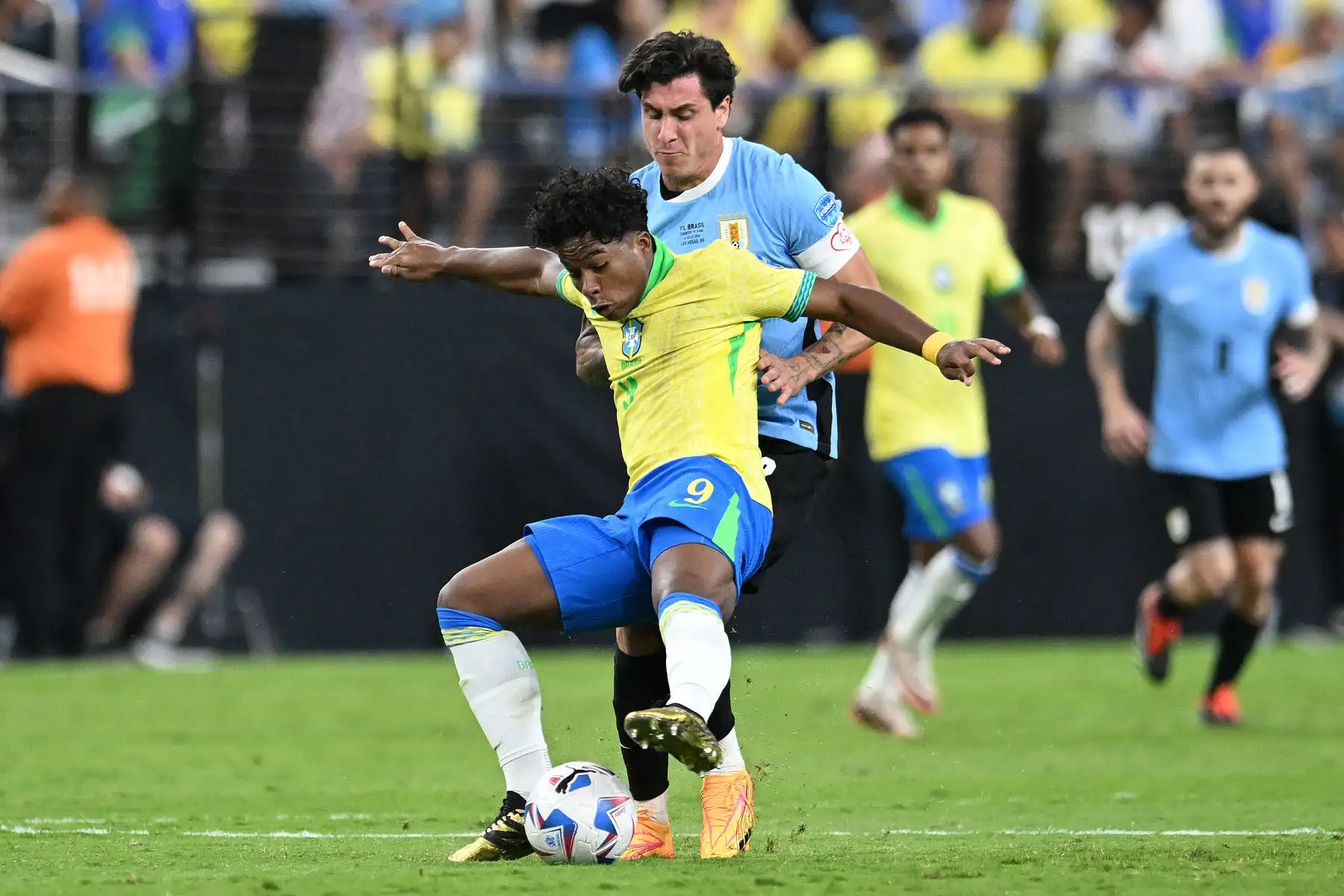 Endrick de Brasil lucha por la posesión con José María Giménez de Uruguay durante el partido de cuartos de final de la CONMEBOL Copa América 2024 entre Uruguay y Brasil en el Allegiant Stadium.
Foto: AFP