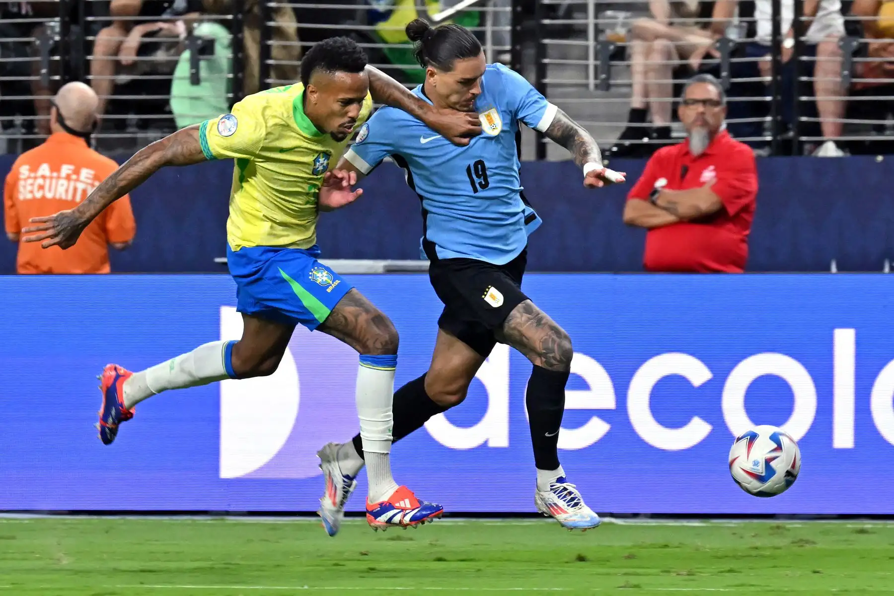 El defensor brasileño #03 Eder Militao  lucha por el balón con el delantero uruguayo Darwin Núñez durante el partido de fútbol de cuartos de final del torneo Conmebol Copa América 2024 entre Uruguay y Brasil en el Allegiant Stadium de Las Vegas, Nevada.
Foto: AFP