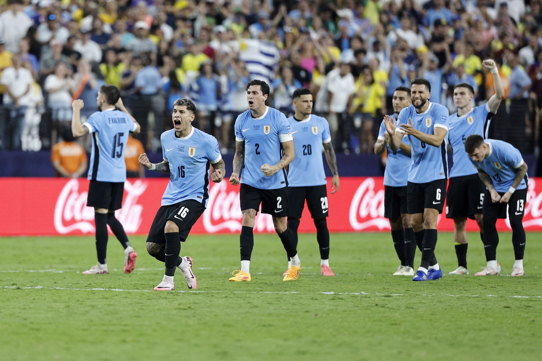 Los jugadores de Uruguay celebran durante el partido de cuartos de final de la CONMEBOL Copa América 2024 entre Uruguay y Brasil en el Allegiant Stadium el 6 de julio de 2024 en Las Vegas, Nevada. Kevork .
Foto: AFP