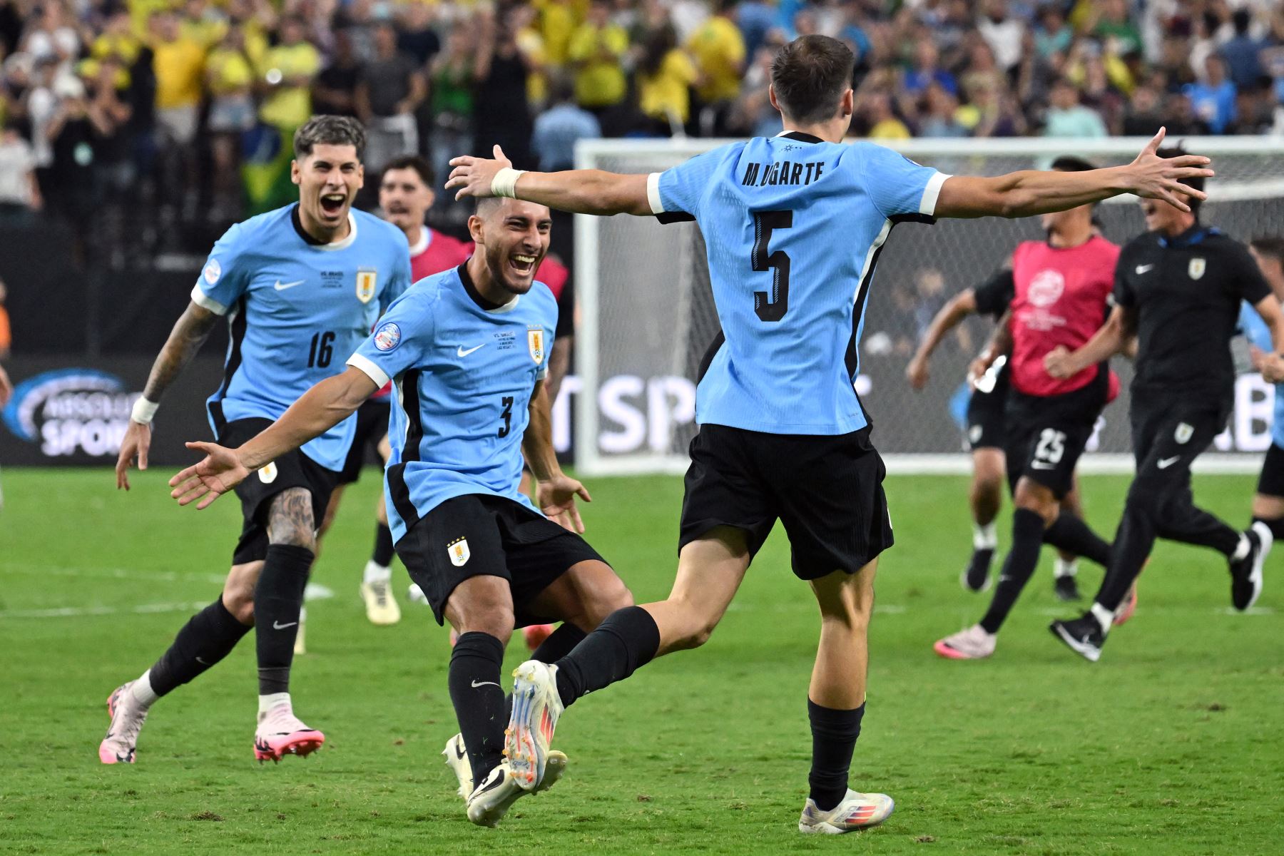 El mediocampista uruguayo  Manuel Ugarte celebra después de anotar en la tanda de penales para ganar el partido de fútbol de cuartos de final del torneo Conmebol Copa América 2024 entre Uruguay y Brasil en el Allegiant Stadium de Las Vegas, Nevada.
Foto: AFP