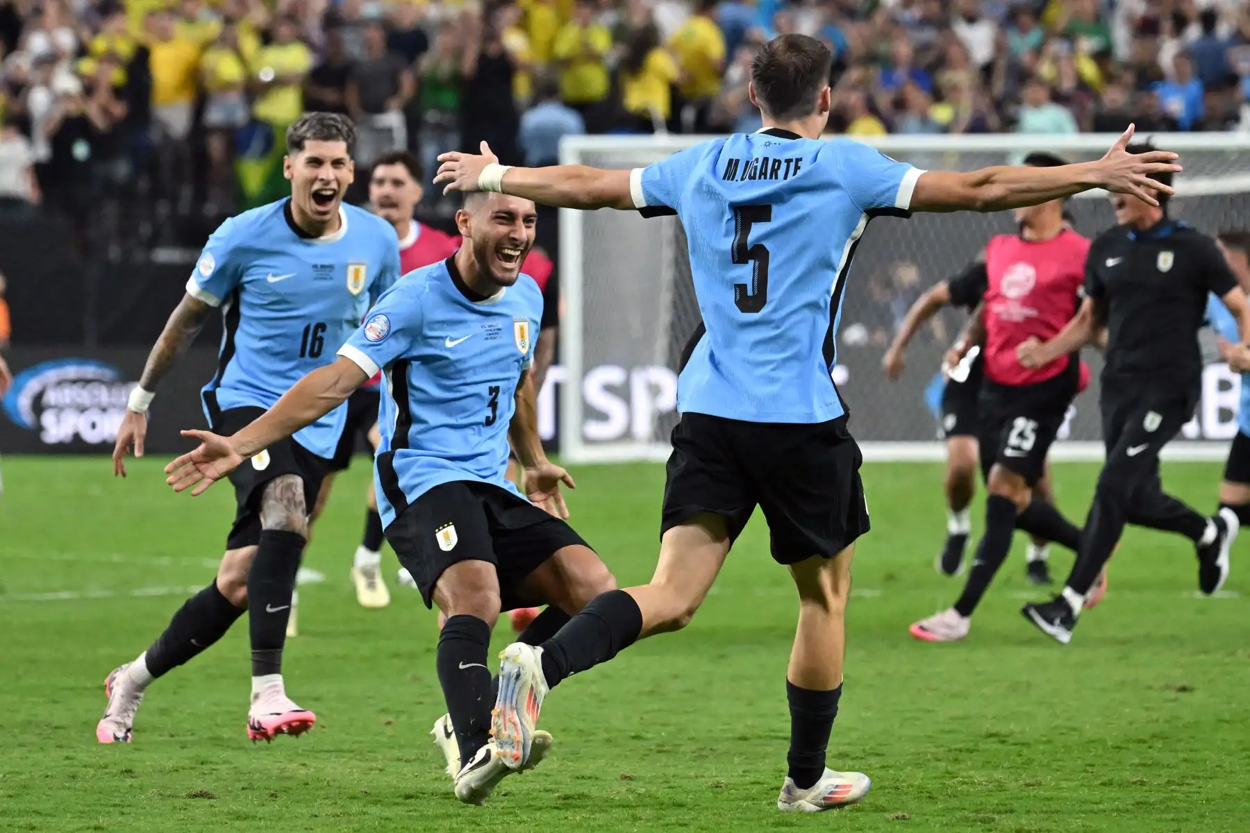 El mediocampista uruguayo  Manuel Ugarte celebra después de anotar en la tanda de penales para ganar el partido de fútbol de cuartos de final del torneo Conmebol Copa América 2024 entre Uruguay y Brasil en el Allegiant Stadium de Las Vegas, Nevada.
Foto: AFP