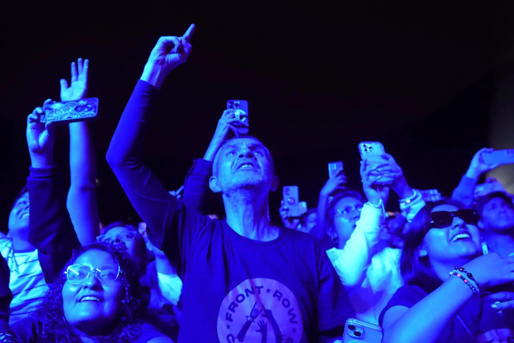 Fans de la banda de rock "Libido"  alientan a su grupo en un show de  reencuentro   en el Estadio Nacional.
Foto: ANDINA / Lino Chipana.