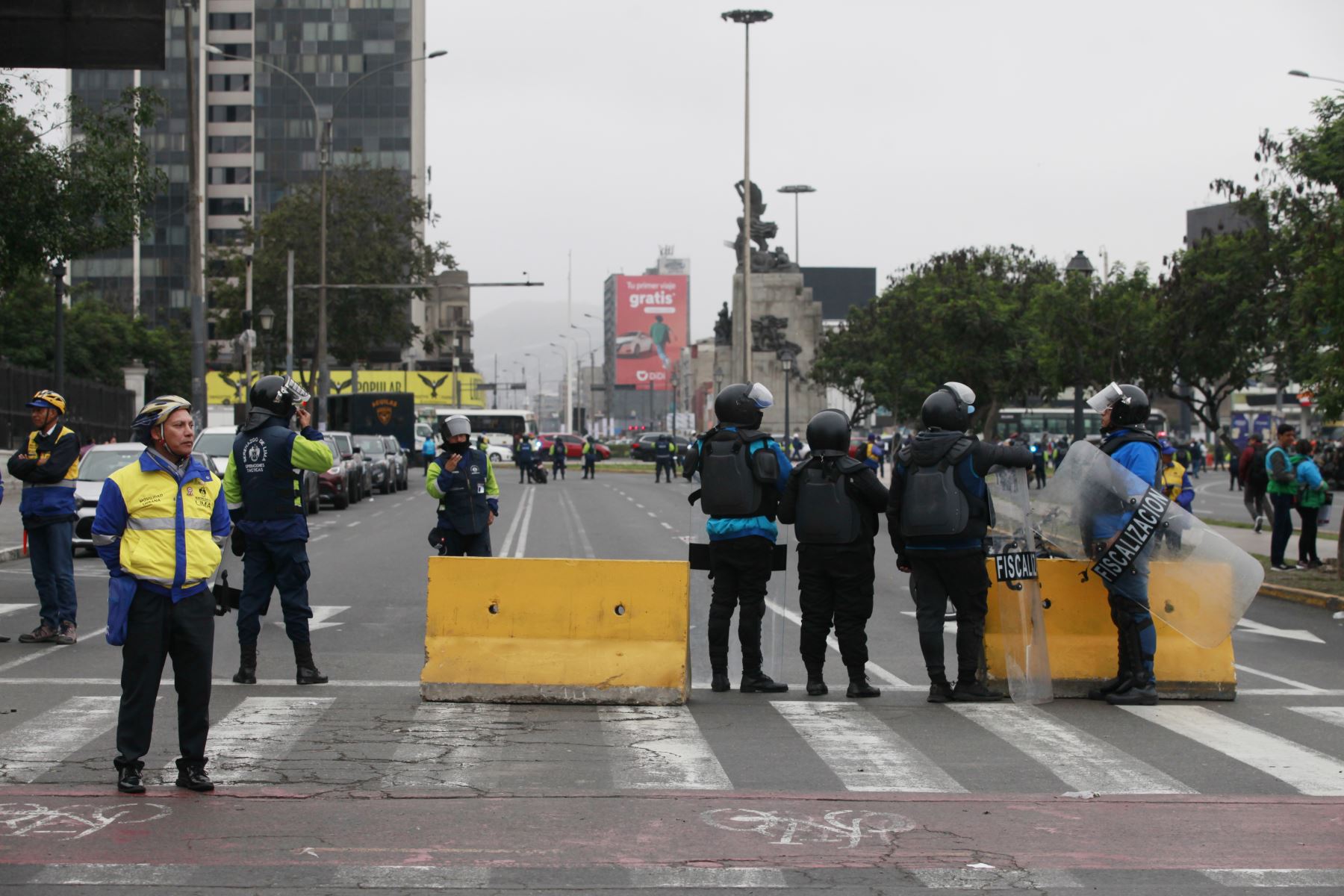 La avenida Paseo Colón se encuentra cerrada por el ingreso de la plaza Grau, por lo cual los vehículos deben ingresar a Paseo de la República y seguir el plan de desvío. Foto: ANDINA