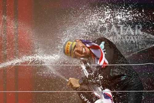 Lewis Hamilton no fallo en su casa