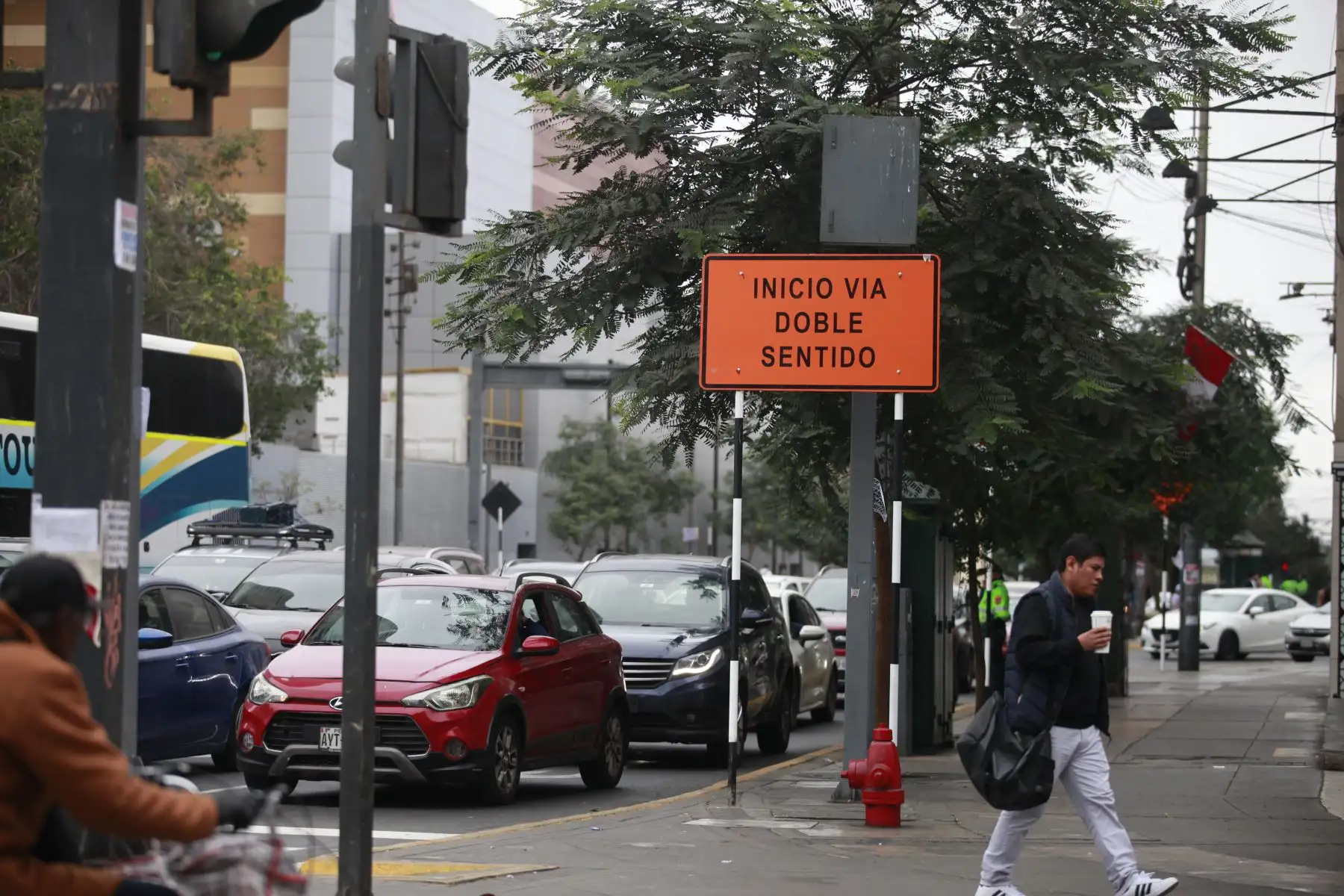 Plan de desvío de transporte público y privado por la a construcción de la Línea 2 del Metro. Recorrido por las avenidas Grau, Paseo de República, Bolivia, Alfonso Ugarte, Guzmán Blanco, 28 de Julio y Plaza Grau. Foto: ANDINA / Lino Chipana.