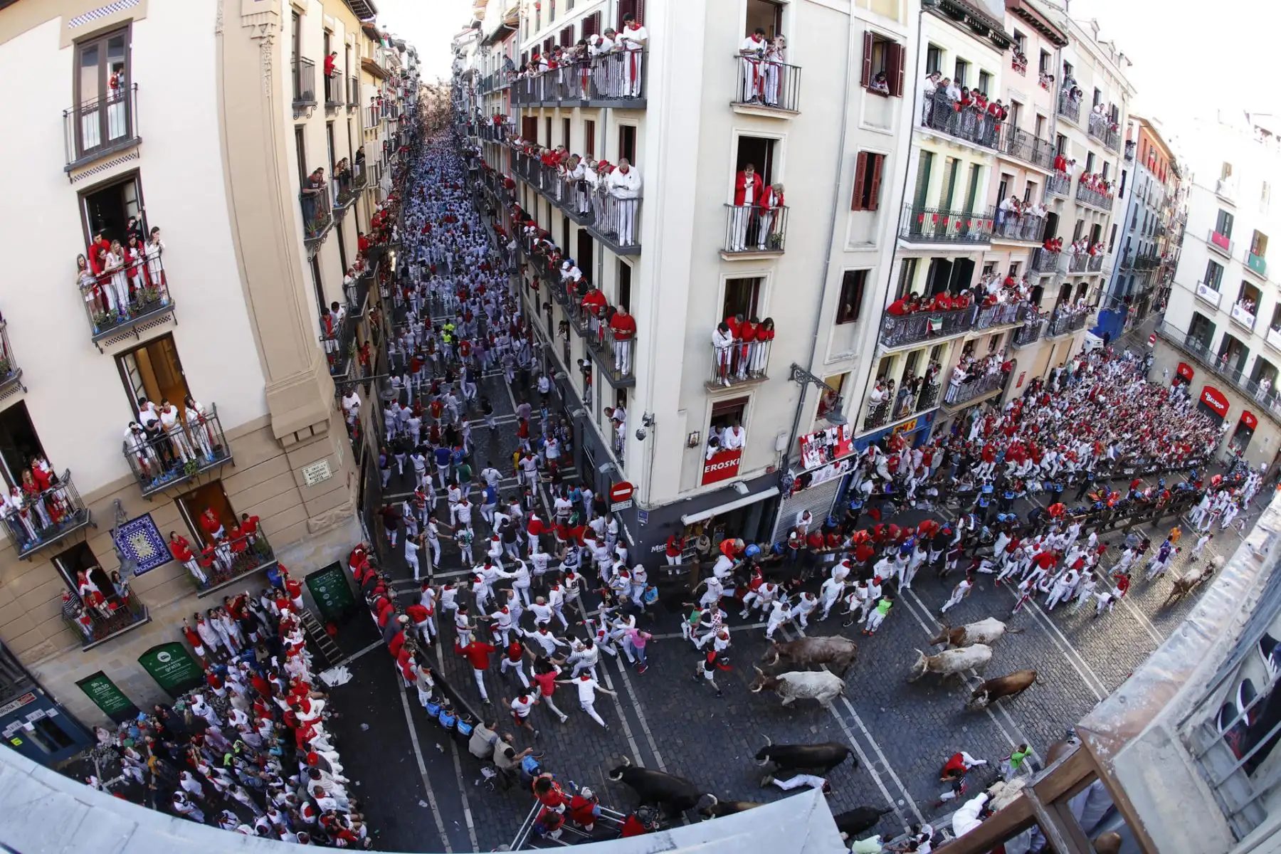 La población de Pamplona durante la semana de fiestas pasa de 280.000 habitantes a más de 1 millón de persona. EFE