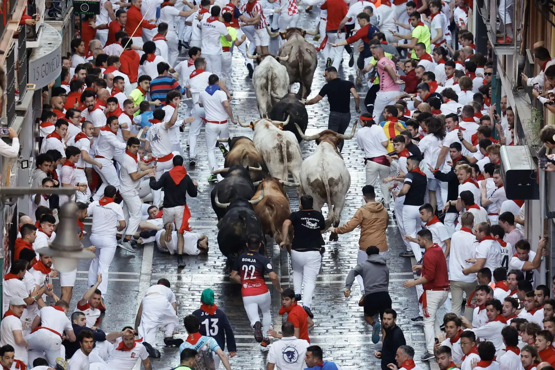El origen de los sanfermines se remonta varios siglos aunque su fama mundial es un fenómeno reciente, vinculada también a la difusión que les dio el escritor estadounidense Ernest Hemingway mediante su libro Fiesta. EFE