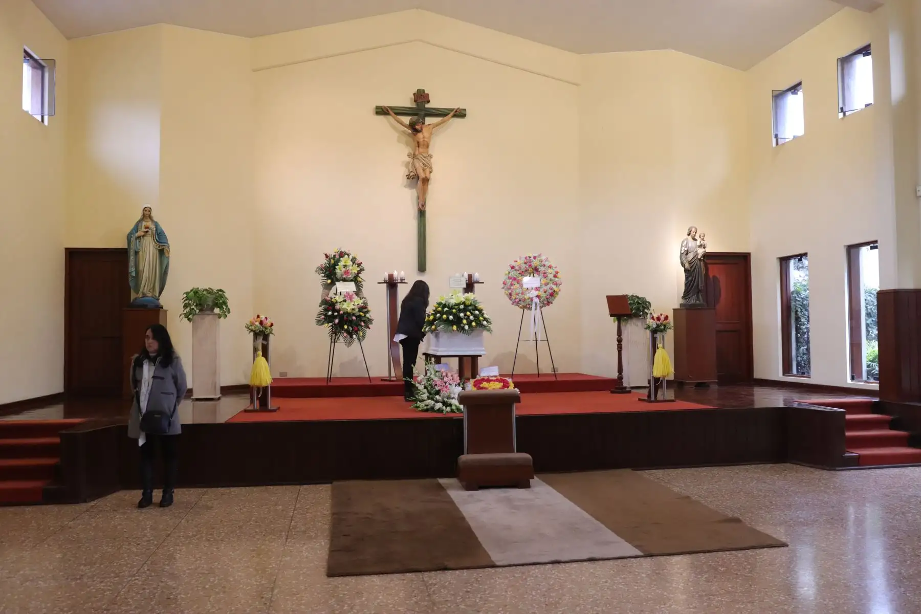 El féretro de la recordada conductora de televisión, llegó al velatorio de la Parroquia de Nuestra Señora de la Reconciliación, cerca de las 4 pm. Foto: ANDINA / Lino Chipana.