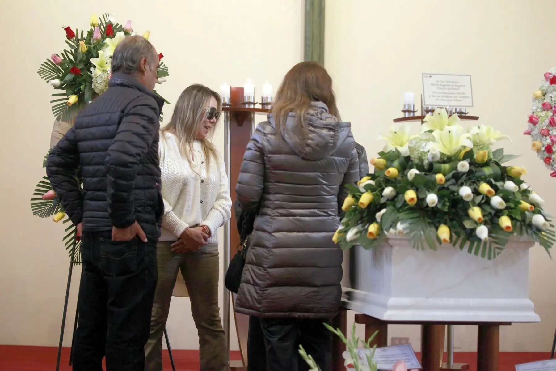Con claras muestras de tristeza, en medio de numerosas ofrendas florales, familiares, amigos y sus incondicionales fans, se viene desarrollando el velatorio de quien en vida fuera la recordada "Chica de la tele" en la Parroquia de Nuestra Señora de la Reconciliación, en el distrito de La Molina. Foto: ANDINA / Lino Chipana.