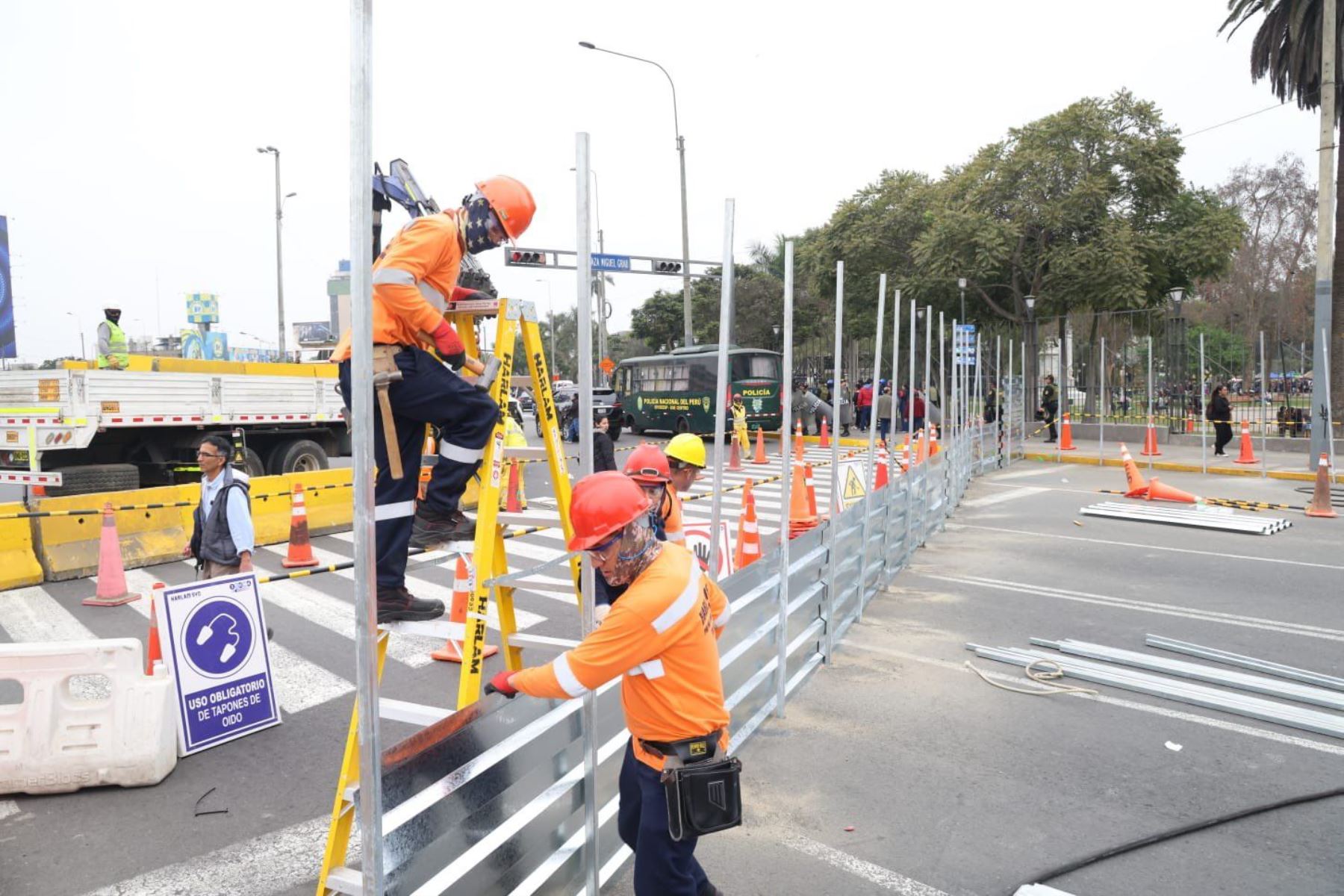 Se activó el plan de desvío vehicular con el cerramiento en Paseo Colón para la construcción de la Estación Central de la Línea 2 del Metro de Lima y Callao. Foto: MTC