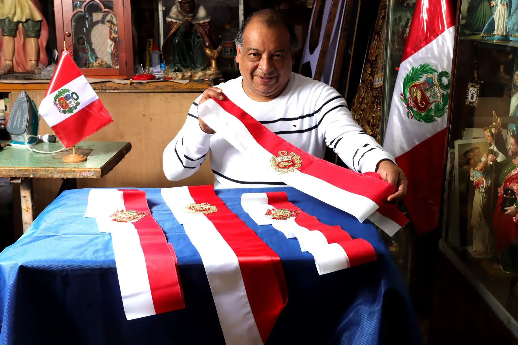 Dante Grados Palomino confecciona y borda banderas y bandas presidenciales. El talento lo heredó de su padre y este de su abuelo, quien fundó en Barrios Altos el taller ‘Bordaduría Dante’, hace más de siete décadas en el centro de Lima. Foto: ANDINA / Lino Chipana.