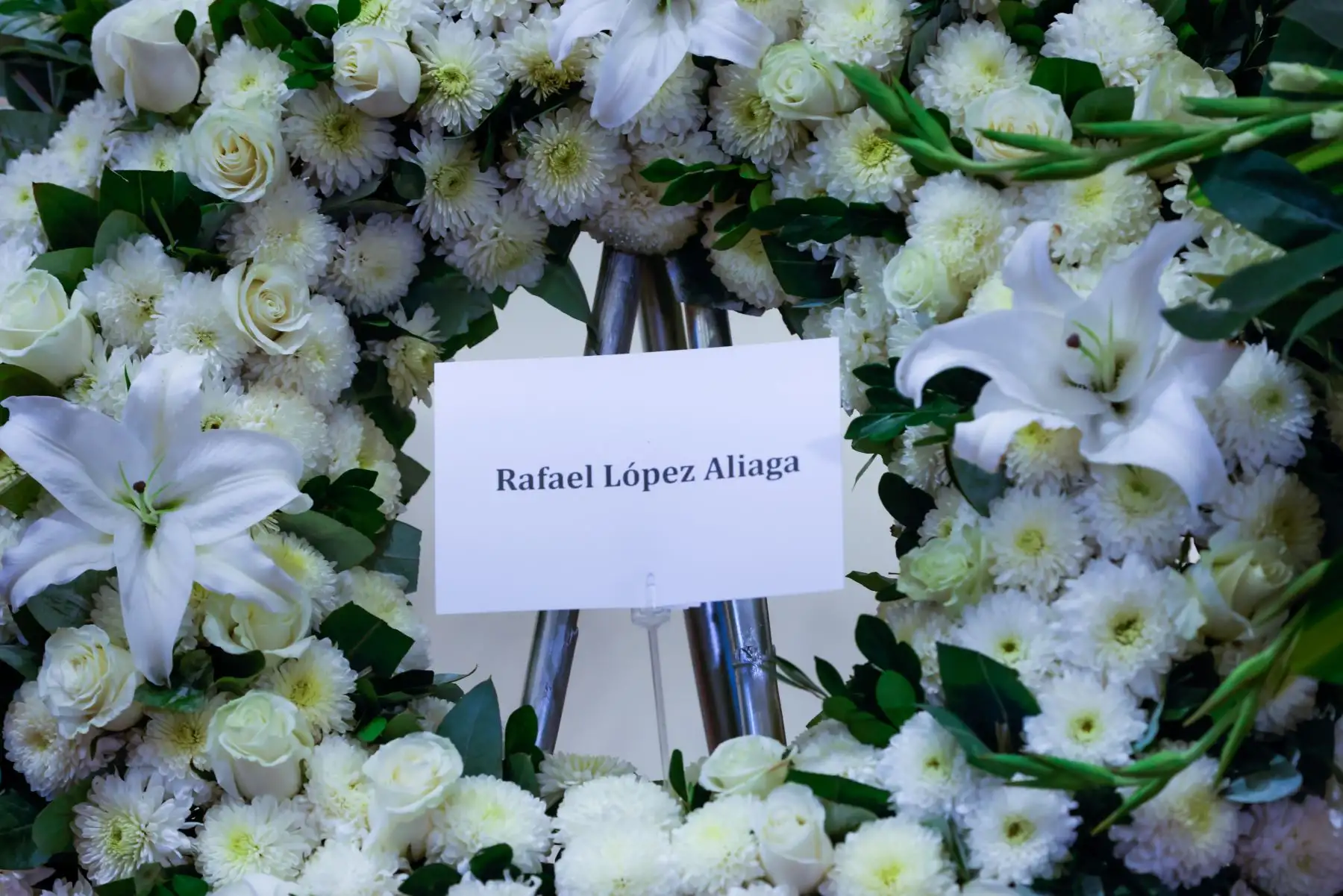 El alcalde de Lima, Rafael López Aliaga, también presentó sus respetos mediante un arreglo floral. Foto: ANDINA/Luis Iparraguirre