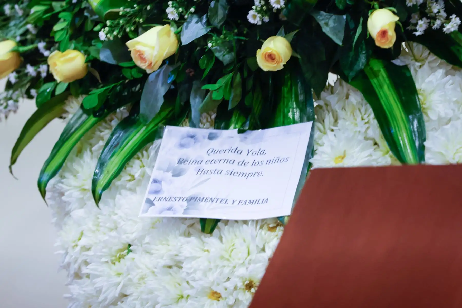 El conductor Ernesto Pimentel, también se hizo presente con un arreglo floral. Foto: ANDINA/Luis Iparraguirre