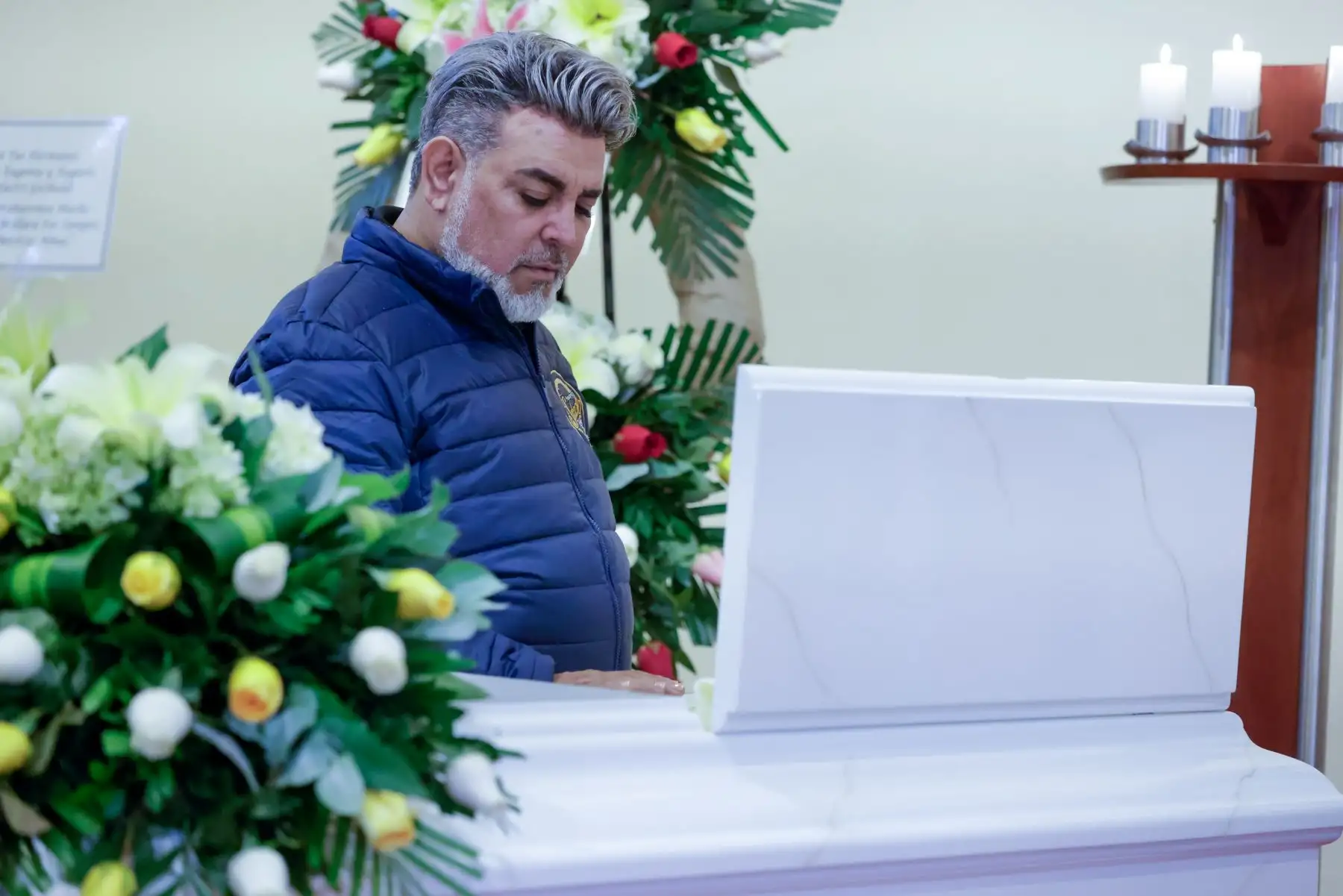 Personalidades del mundo del espectáculo, como el conductor Andrés Hurtado, se hicieron presente para darle el último adiós a "La chica de la tele". Foto: ANDINA/Luis Iparraguirre