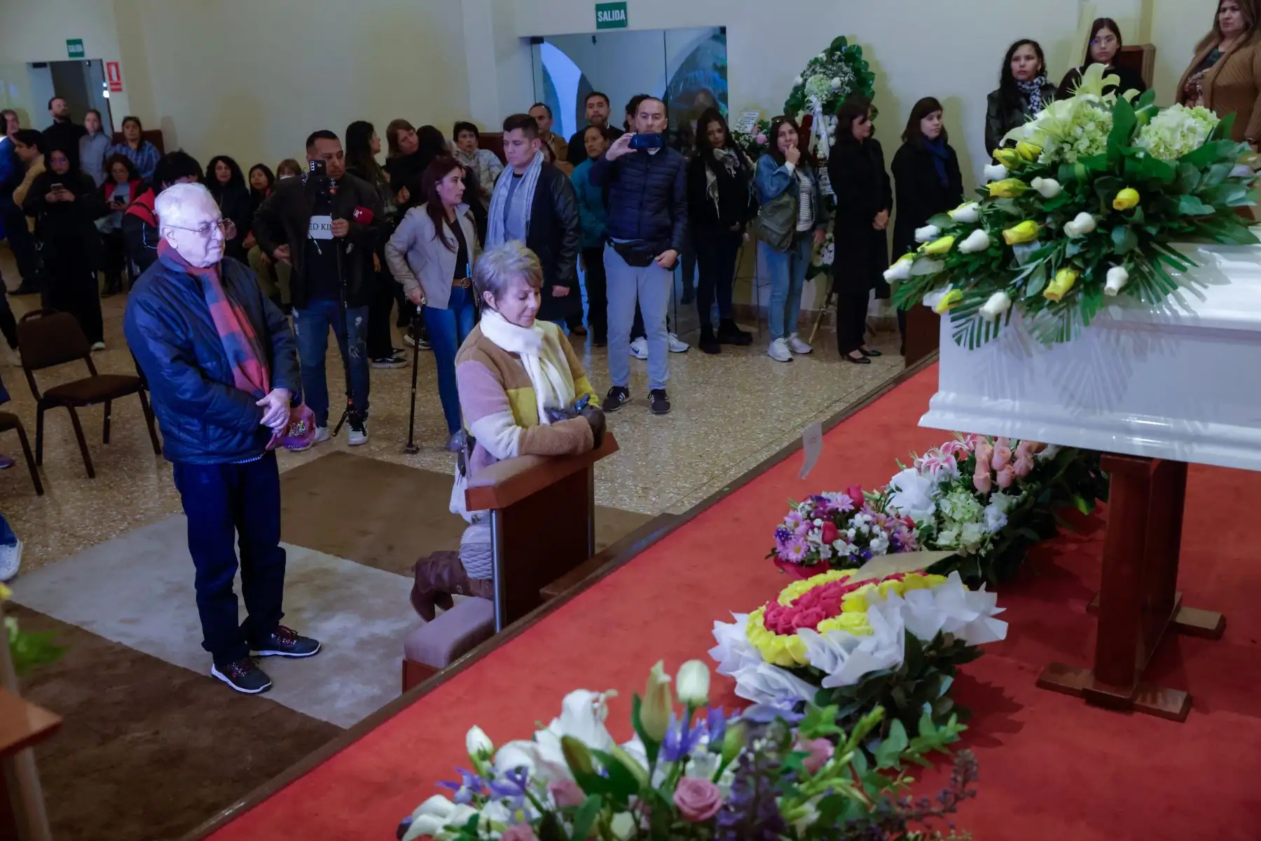 El actor Luis Ángel Pinasco y su esposa, la también actriz, Sonia Oquendo presentaron sus respetos frente al féretro de Yola Polastri. Foto: ANDINA/Luis Iparraguirre