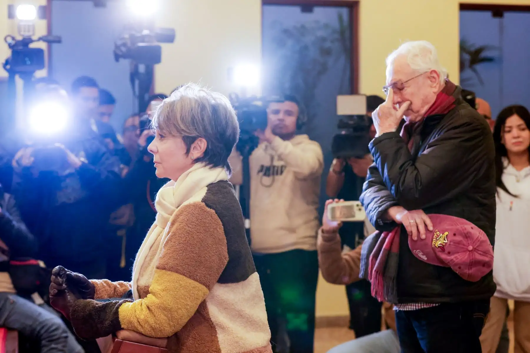 El actor Luis Ángel Pinasco y su esposa, la también actriz, Sonia Oquendo presentaron sus respetos frente al féretro de Yola Polastri. Foto: ANDINA/Luis Iparraguirre