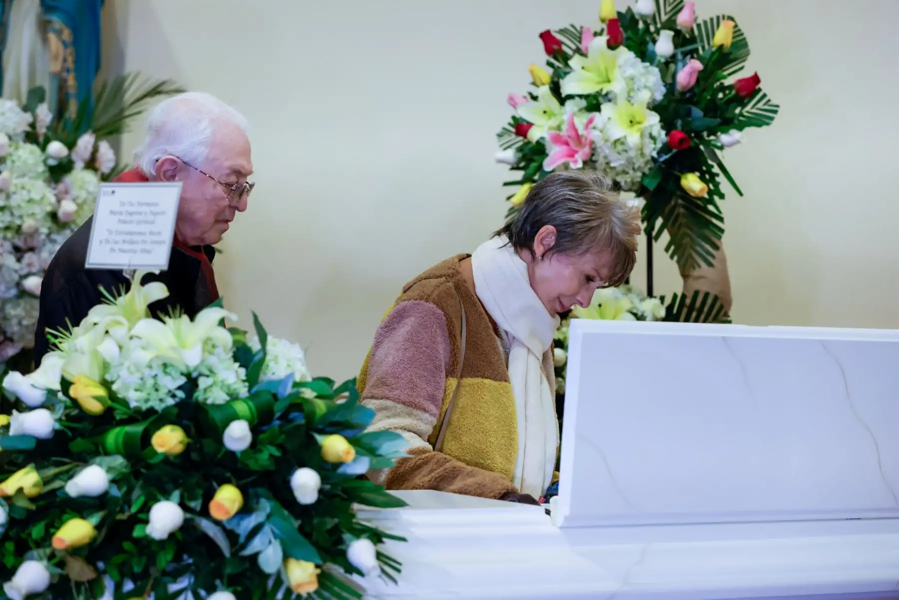 El actor Luis Ángel Pinasco y su esposa, la también actriz, Sonia Oquendo presentaron sus respetos frente al féretro de Yola Polastri. Foto: ANDINA/Luis Iparraguirre