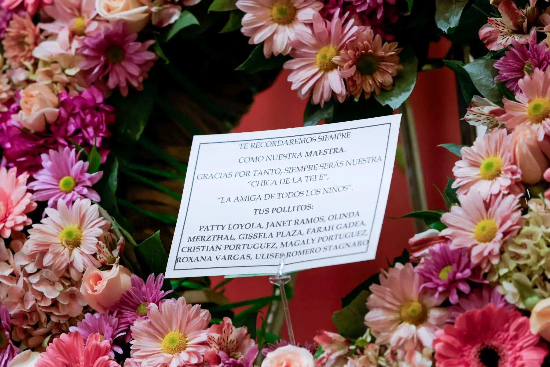 Sus alumnos en su escuela de talentos también se hicieron presente con un arreglo floral. Foto: ANDINA/Luis Iparraguirre