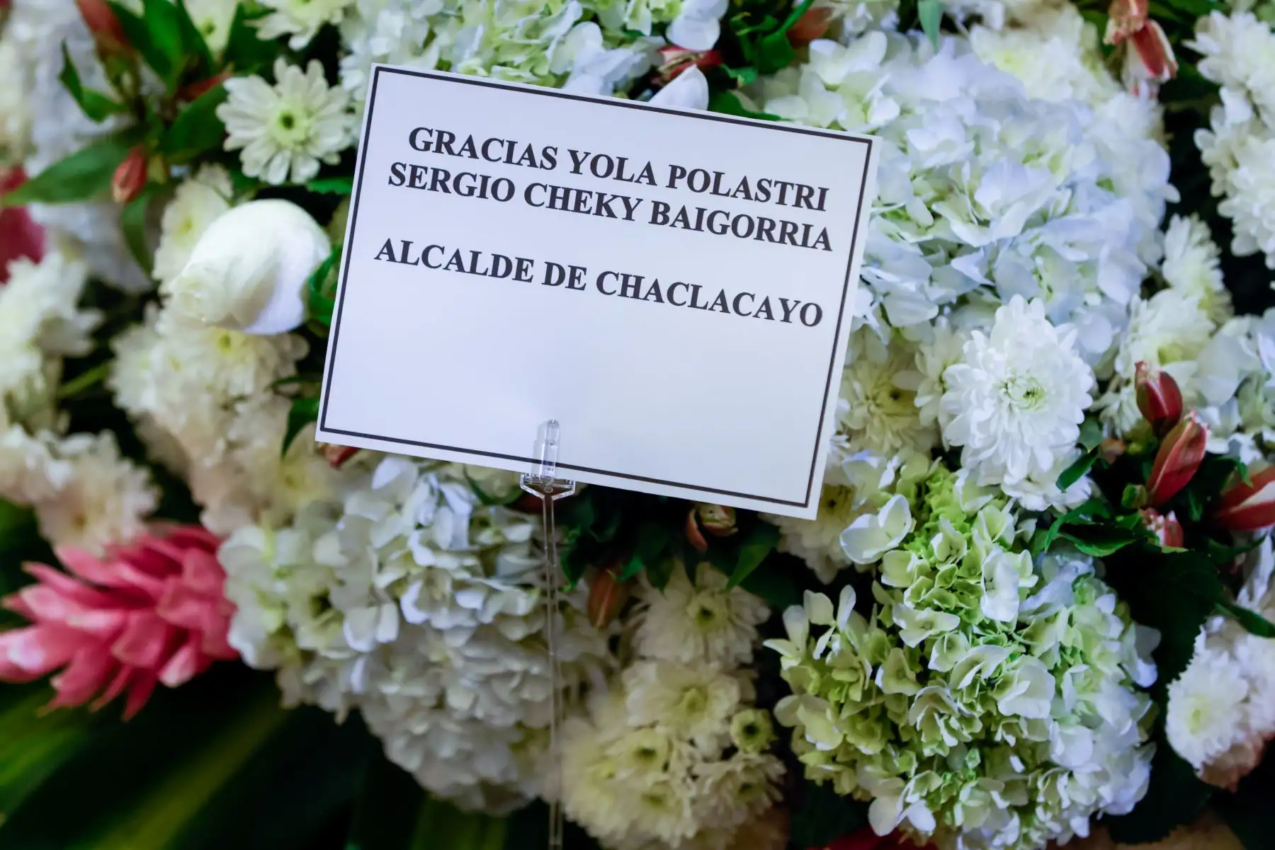El alcalde de Chaclacayo también se hizo presente con un arreglo floral. Foto: ANDINA/Luis Iparraguirre