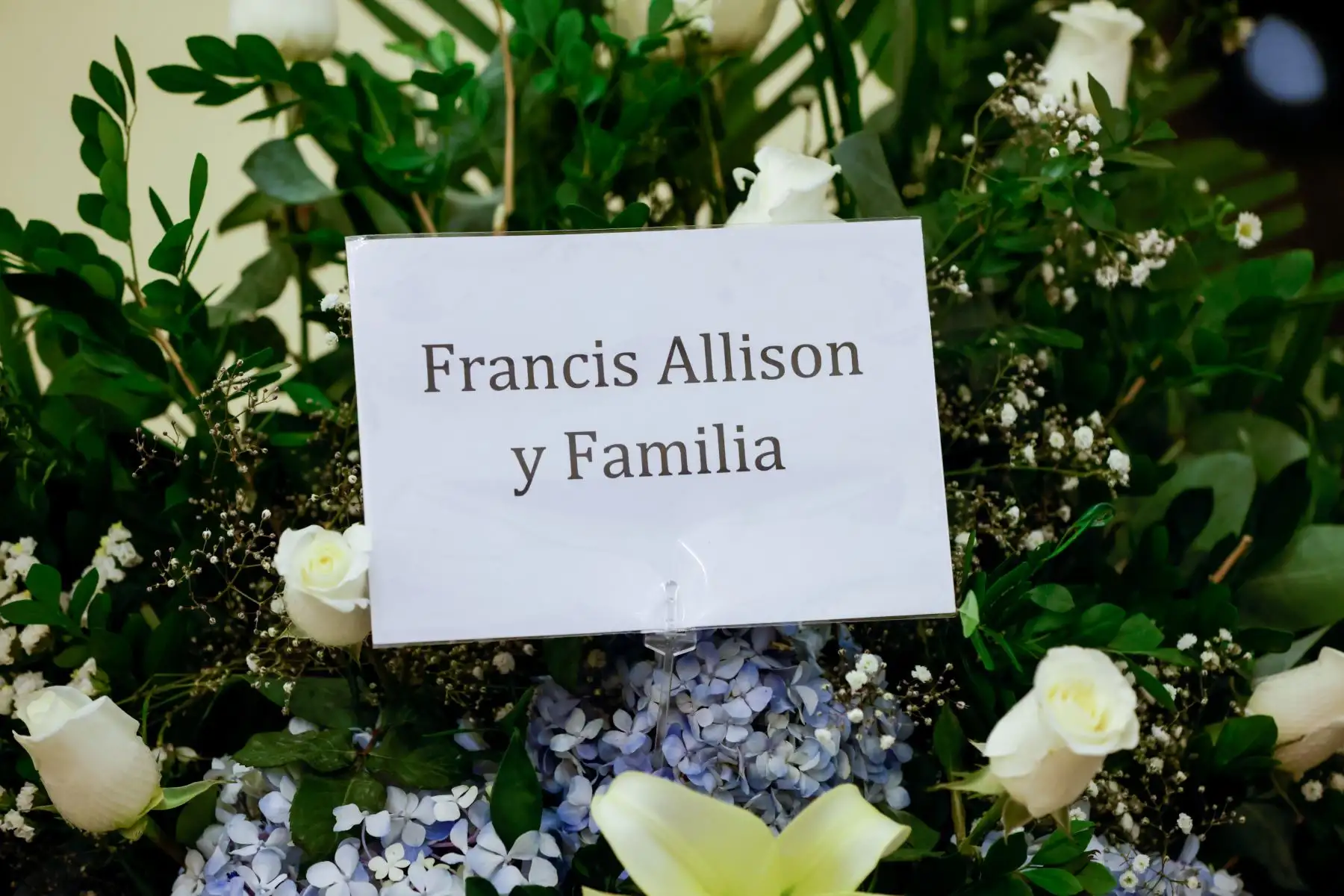 El alcalde de Magdalena, Francis Alisson, se hizo presente con un arreglo floral. Foto: ANDINA/Luis Iparraguirre