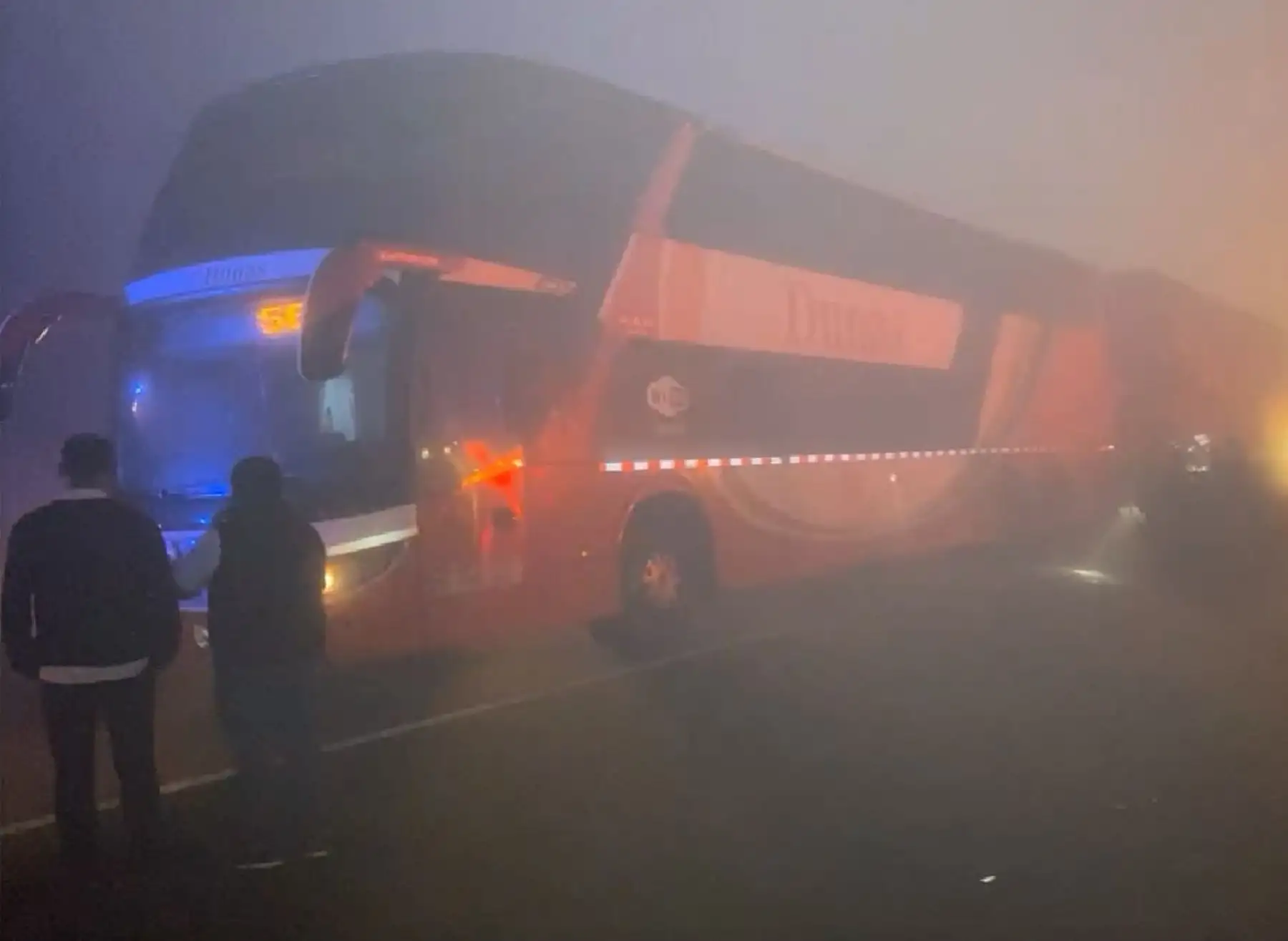 Dos personas fallecidas y varias heridas dejó esta madrugada un múltiple choque protagonizado por tres buses interprovinciales y un auto a la altura del km 63 de la variante de Pasamayo, en el distrito de Aucallama, provincia de Huaral.