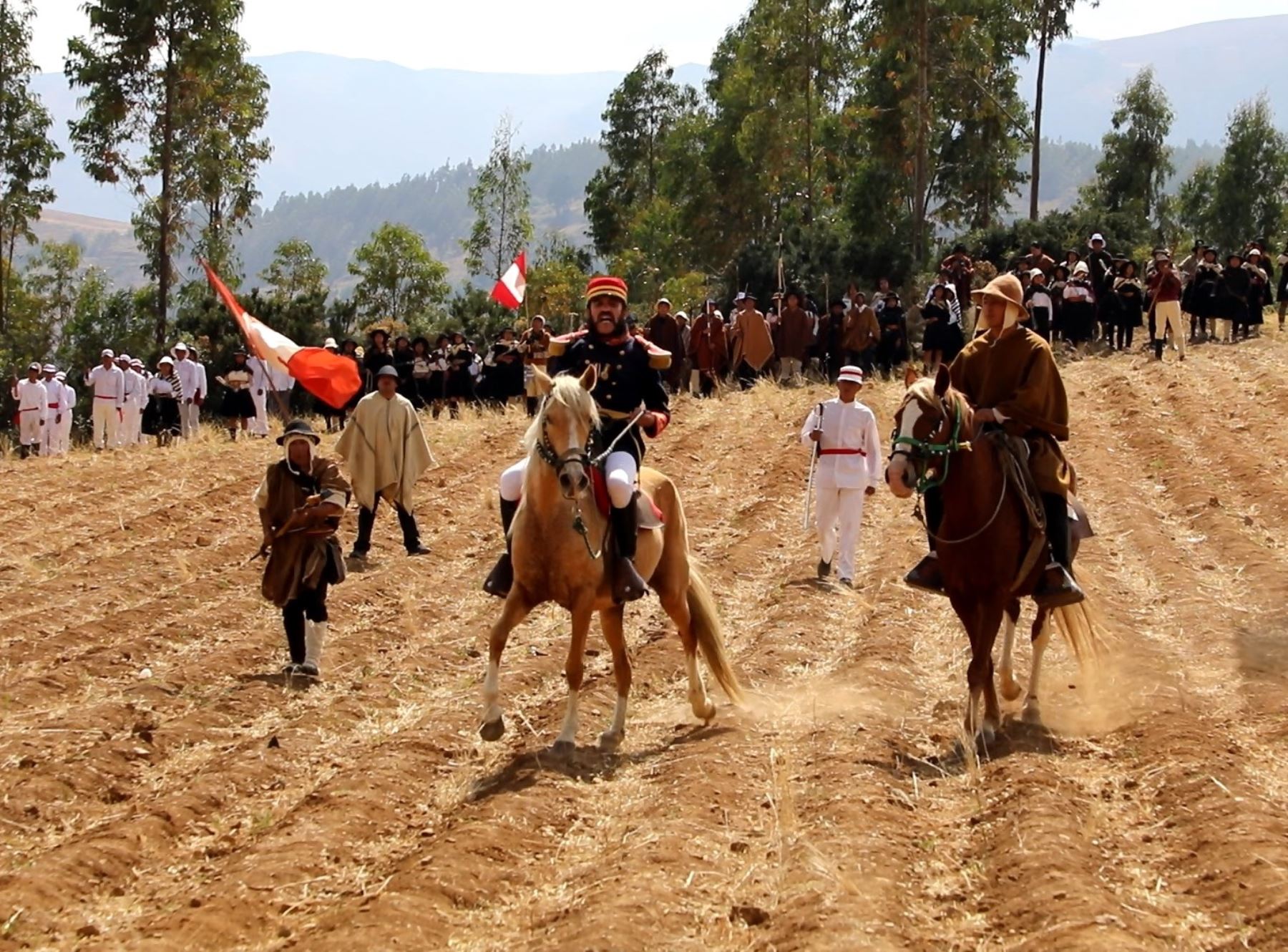 Más de 20,000 personas disfrutaron de la escenificación de las históricas batallas de Marcavalle y Pucará que se realizó en el paraje Chuo Uclo, distrito de Pucará, provincia de Huancayo. Foto: Pedro Tinoco