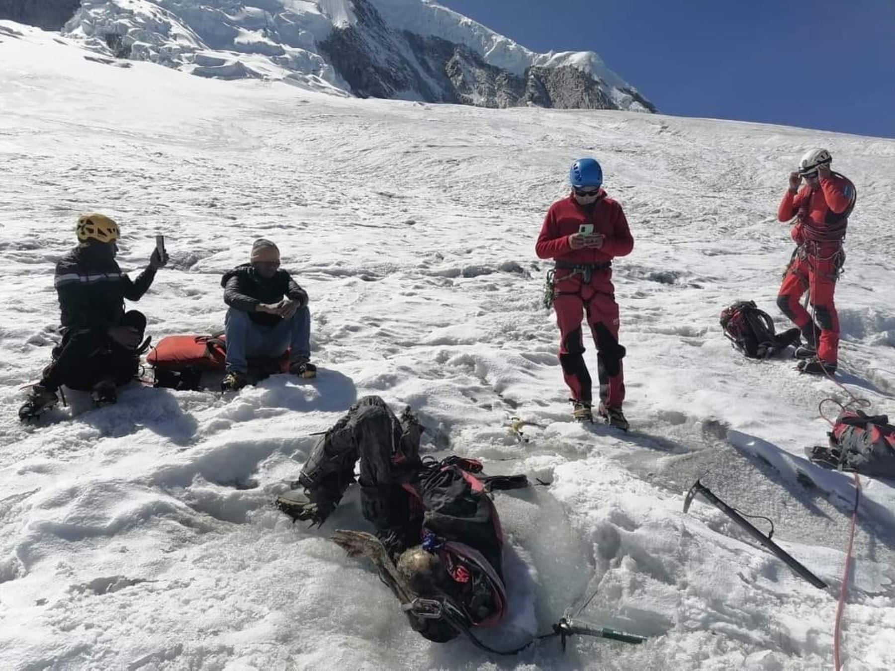Brigadas de rescate recuperaron restos de montañista estadounidense desaparecido hace 22 años en el nevado Huascarán tras ser sepultado por una avalancha. ANDINA/Difusión