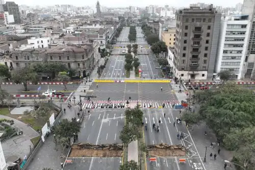 La imagen con dron muestra el cruce de las avenidas Paseo Colón con Wilson. Paseo Colón está cerrada desde Grau hasta Bolognesi. Foto: ANDINA/Daniel Bracamonte