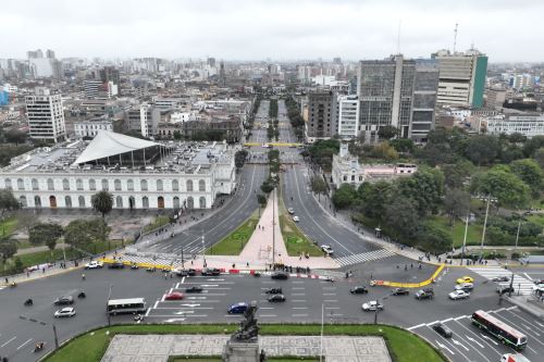 Vista aérea del acceso cerrado de Paseo Colón desde la plaza Grau, en el Cercado de Lima, donde desde ayer se ha puesto en vigor el plan de desvíos por la construcción de la Estación Central de la Línea 2 del Metro. Foto: ANDINA/Daniel Bracamonte