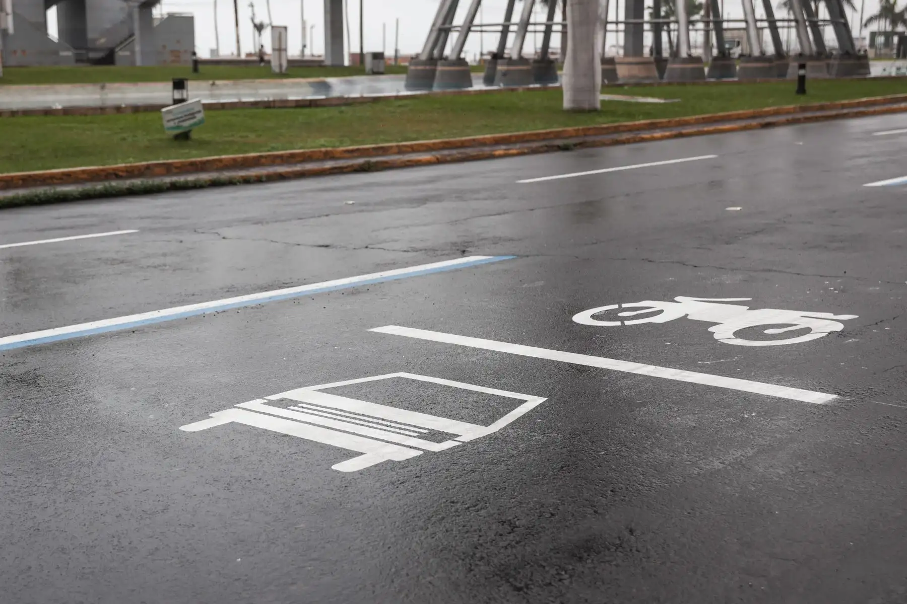 Para esta implementación se ha delimitado el carril derecho con líneas discontinuas de color azul, estando señalizado a lo largo de los más de 15km por cada sentido. El carril designado debe ser de uso compartido con automóviles. Foto: ANDINA/ Connie Calderon