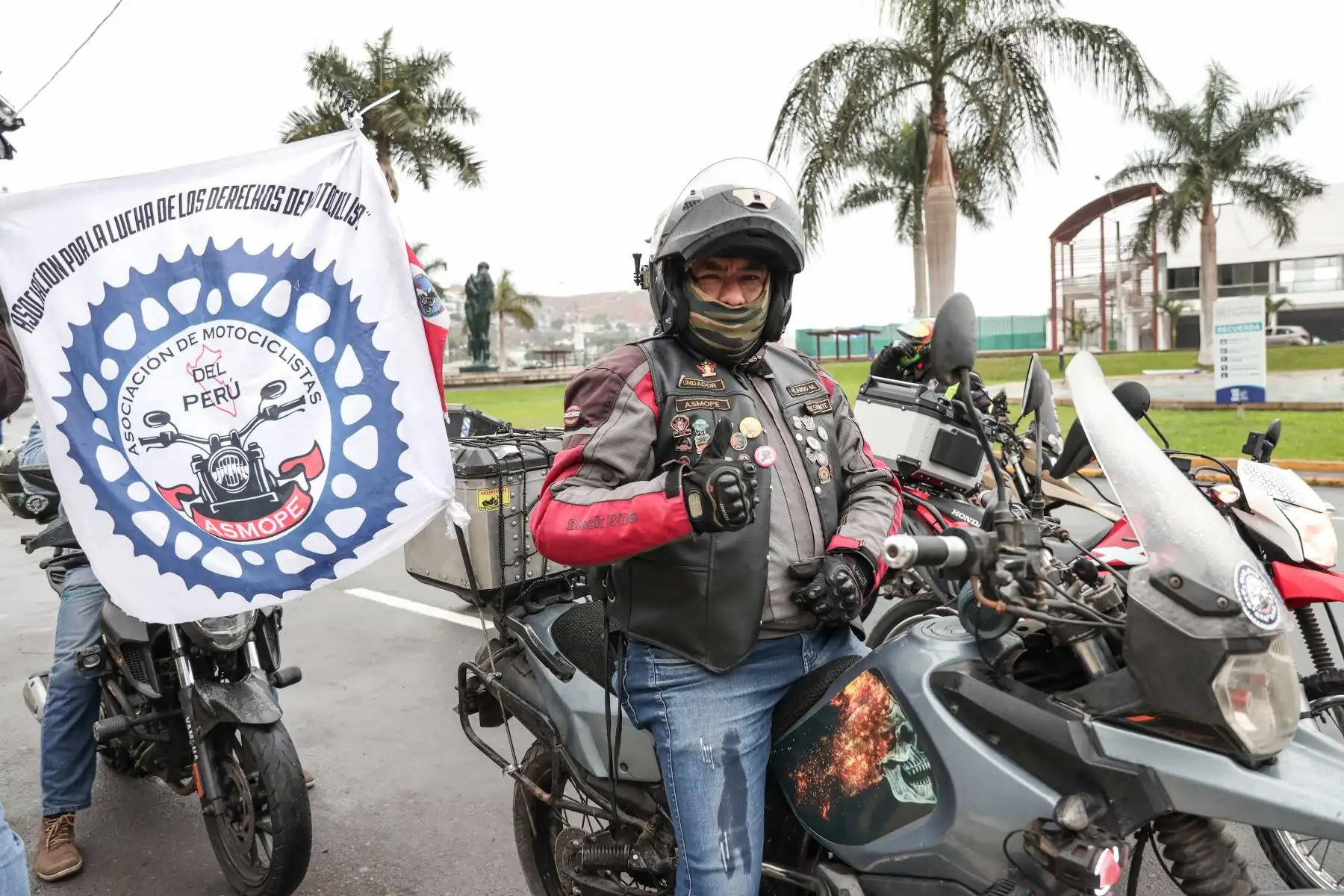 Ricardo Millones, presidente de de la Asociación de Motociclistas del Perú (ASMOPE), durante la implementación del plan piloto de circulación de motocicletas en el Circuito de Playas de la Costa Verde. Foto: ANDINA/ Connie Calderon