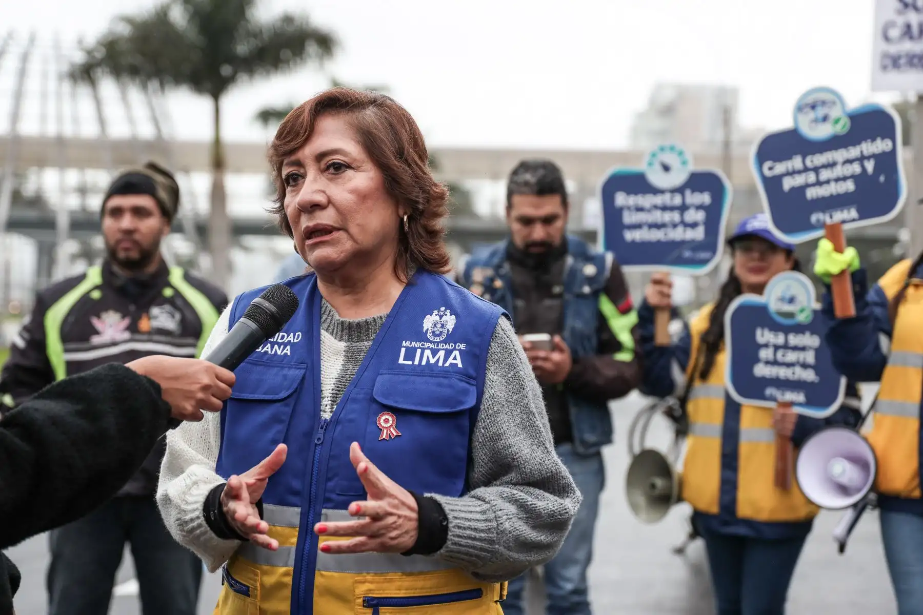 Elvira Moscoso, gerente de Movilidad Urbana de la Municipalidad de Lima, explica los detalles del plan piloto que permite la circulación de motocicletas en el Circuito de Playas de la Costa Verde. Foto: ANDINA/ Connie Calderon