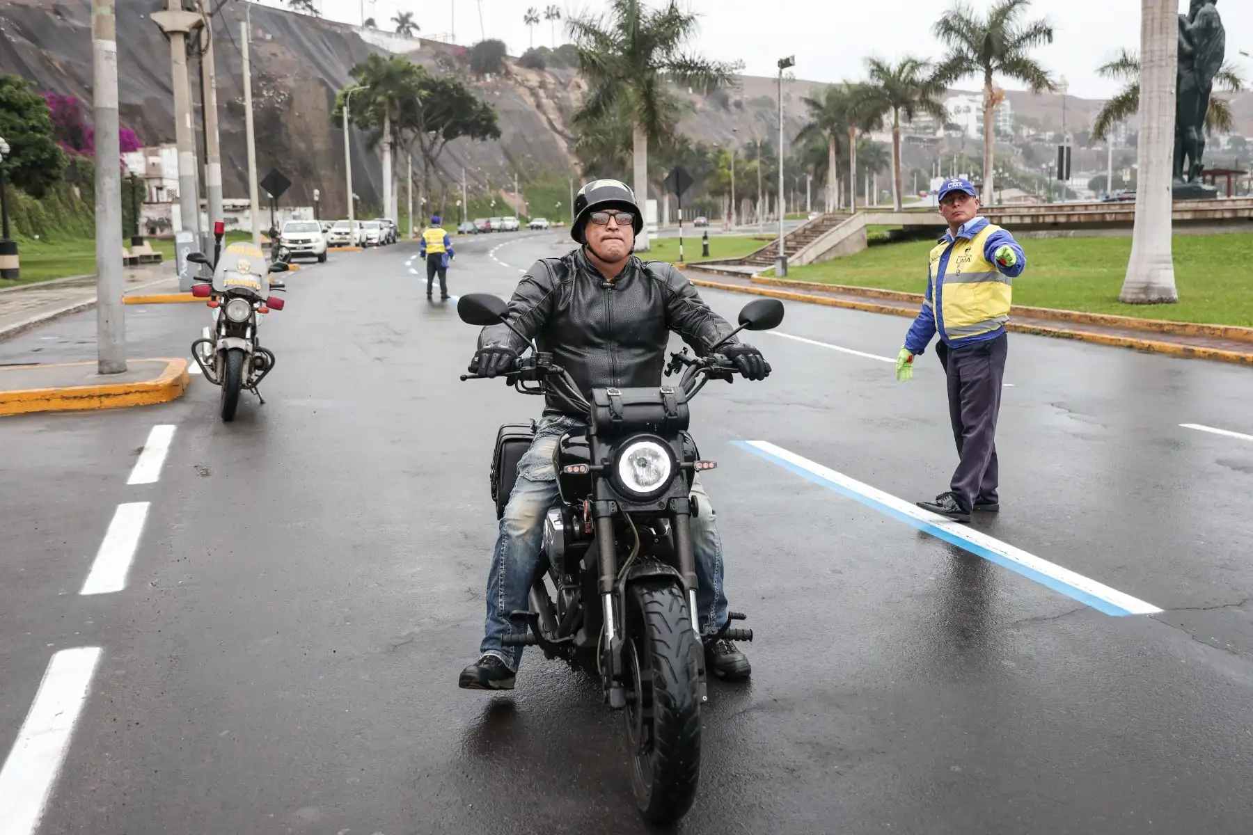 El funcionamiento del plan piloto se da en el marco de la Ordenanza Municipal N° 2499-2020-MML, que clasifica al Circuito de Playas de la Costa Verde como una vía expresa, permitiendo la circulación de vehículos menores únicamente por un carril diferenciado. Foto: ANDINA/ Connie Calderon