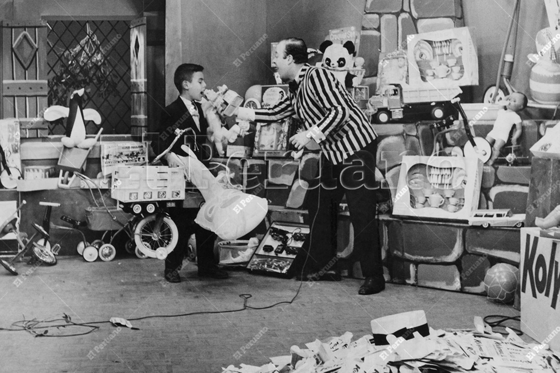 Lima - 1963 / Una legión de niños veía a Juan Andrés Salim en su programa "Buenas Tardes, Tío Johnny" en América Televisión. Foto: Archivo Histórico de El Peruano