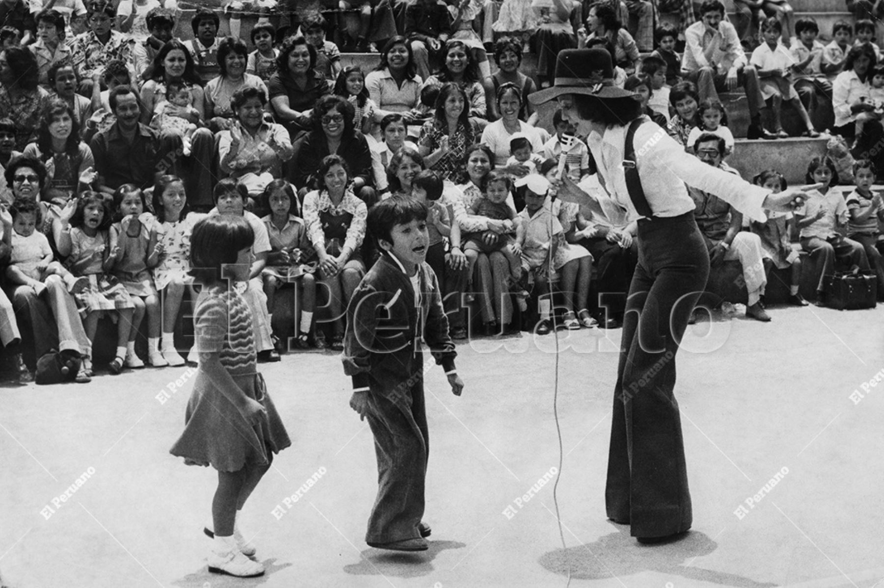 Lima - 20 diciembre 1977 / La estrella de la televisión Yola Polastri animó el show de Navidad para los hijos de los fotógrafos afiliados a la Asociación de Reporteros Gráficos del Perú. Foto: Archivo Histórico de El Peruano / Raúl Sagástegui