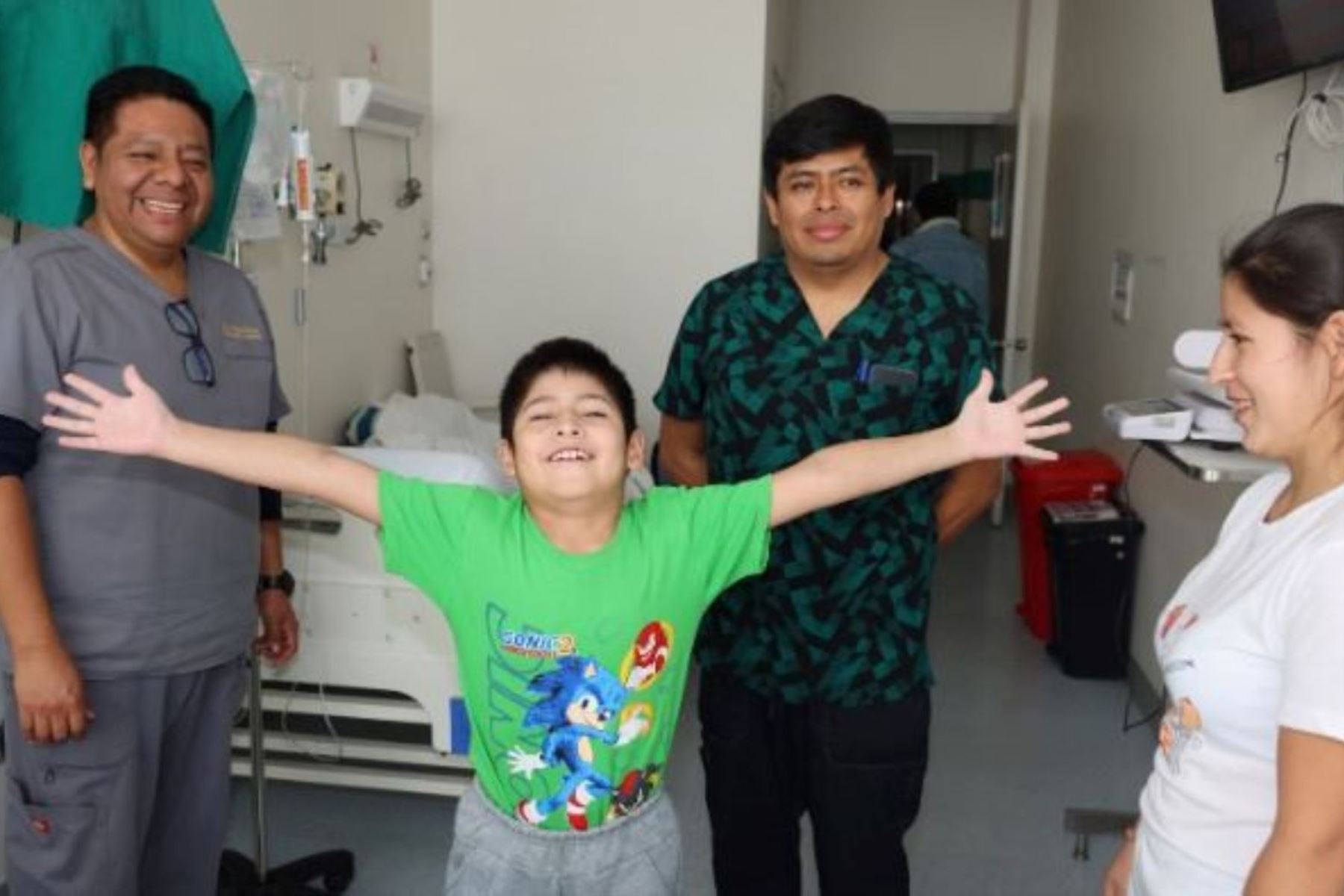 Tras enfrentar una serie de complicaciones postoperatorias, el pequeño de 9 años, encontró una segunda oportunidad gracias al esfuerzo sin precedentes del equipo médico del Hospital de Lima Este – Vitarte Foto: Minsa
