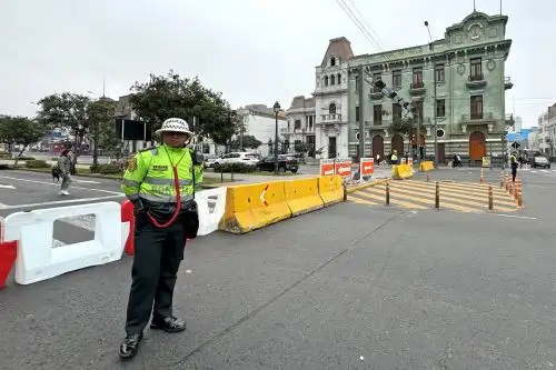 Así luce el tráfico vehicular y peatonal en las avenidas Garcilaso de la Vega y Washington como parte del plan de desvíos vehiculares por la construcción de la Línea 2 del Metro de Lima y Callao en la avenida Paseo Colón. Foto: ANDINA/Daniel Bracamonte