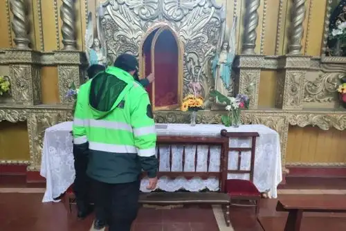 El párroco Carlos Campos Alberca lamentó lo sucedido y pidió a la población que ayuden a recuperar la custodia que es un bien religioso hecho de metal y que mide alrededor de un metro de altura