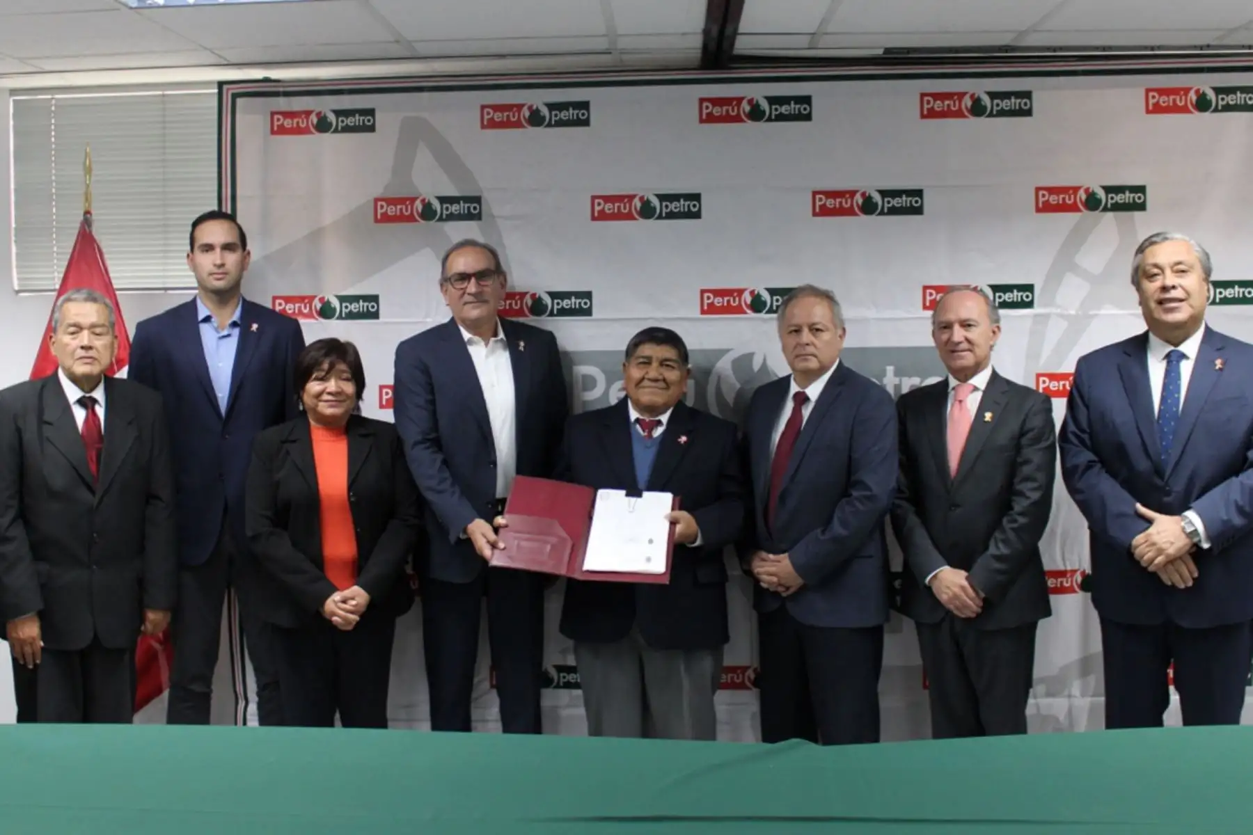 Firma del contrato de licencia temporal para el Lote 8. Foto. Cortesía.