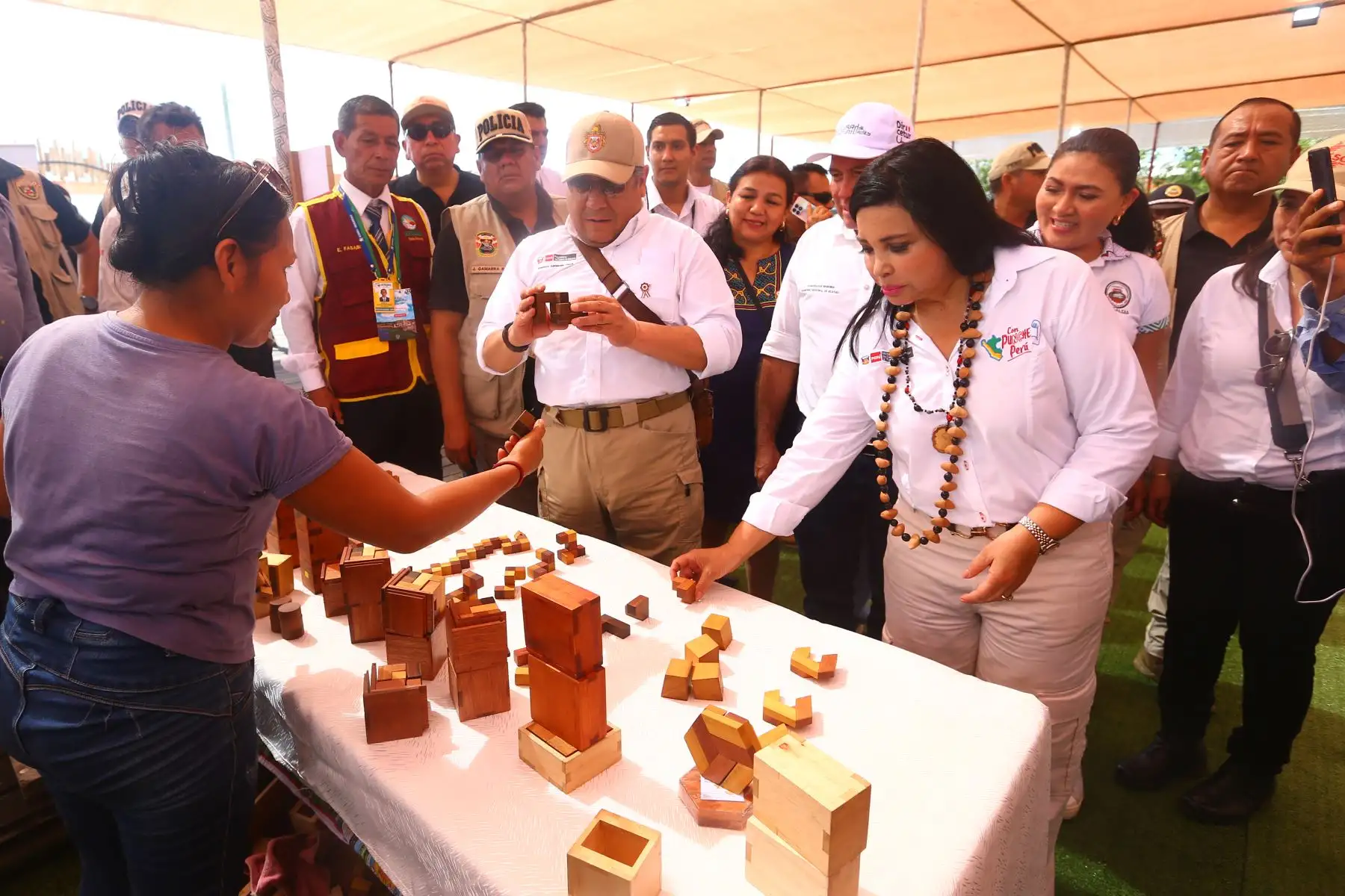 Presidente del Consejo de Ministros , Gustavo Adrianzén y la ministra de Comercio Exterior y Turismo, Elizabeth Galdo llegan a la ciudad de Pucallpa e inspeccionan las obras del nuevo bolevard Yarinacocha que hoy será inaugurado.
Foto: ANDINA/ Eddy Ramos