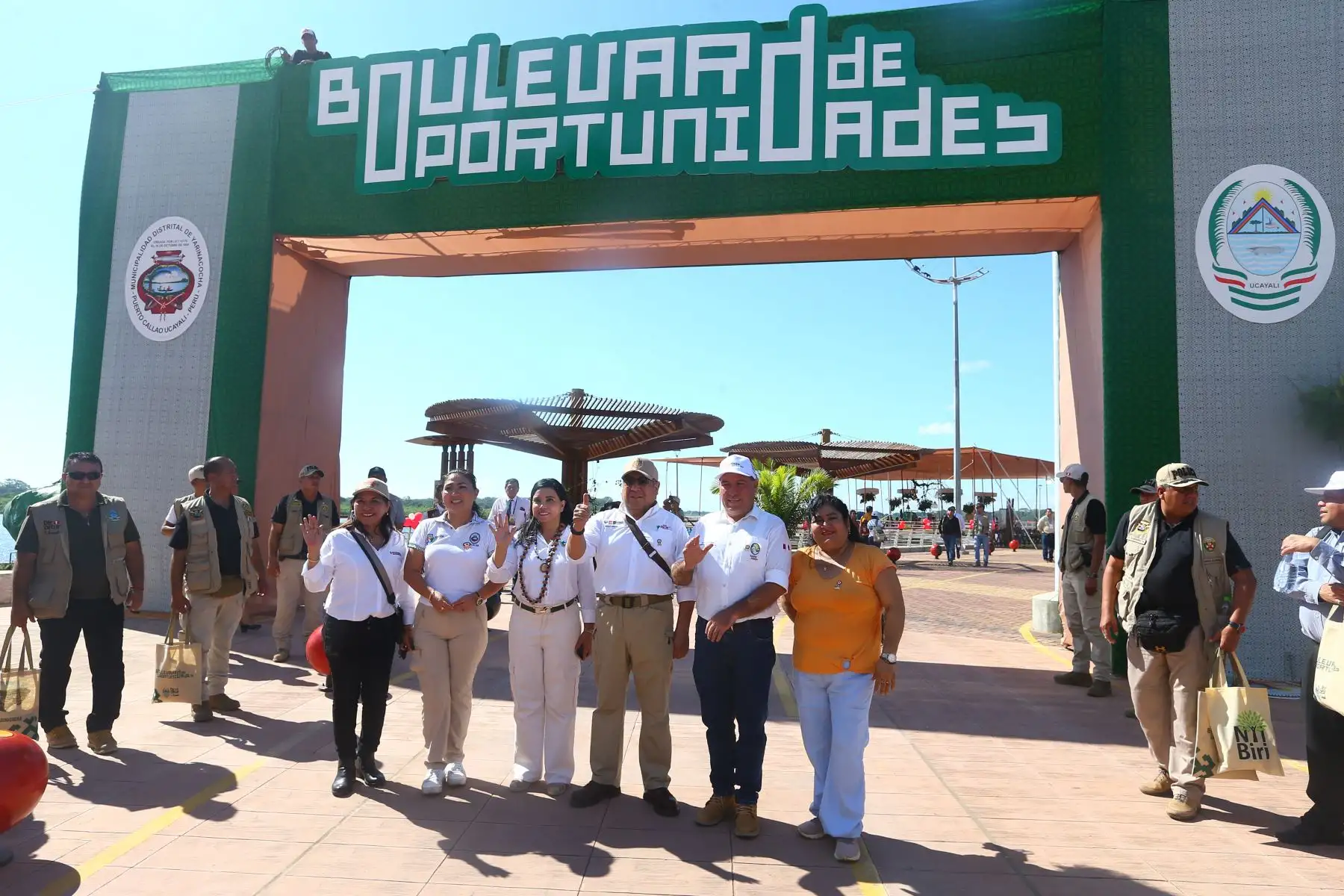 Presidente del Consejo de Ministros , Gustavo Adrianzén en medio de una enorme expectativa y júbilo hoy será inaugurado el bulevar de Yarinocha, en la ciudad de Pucallpa (región Ucayali). Esta obra  se convertirá no solo en uno de los principales atractivos turísticos, también será el espacio ideal para eventos nacionales e internacionales como la APEC 2024.
Foto: ANDINA/Eddy Ramos