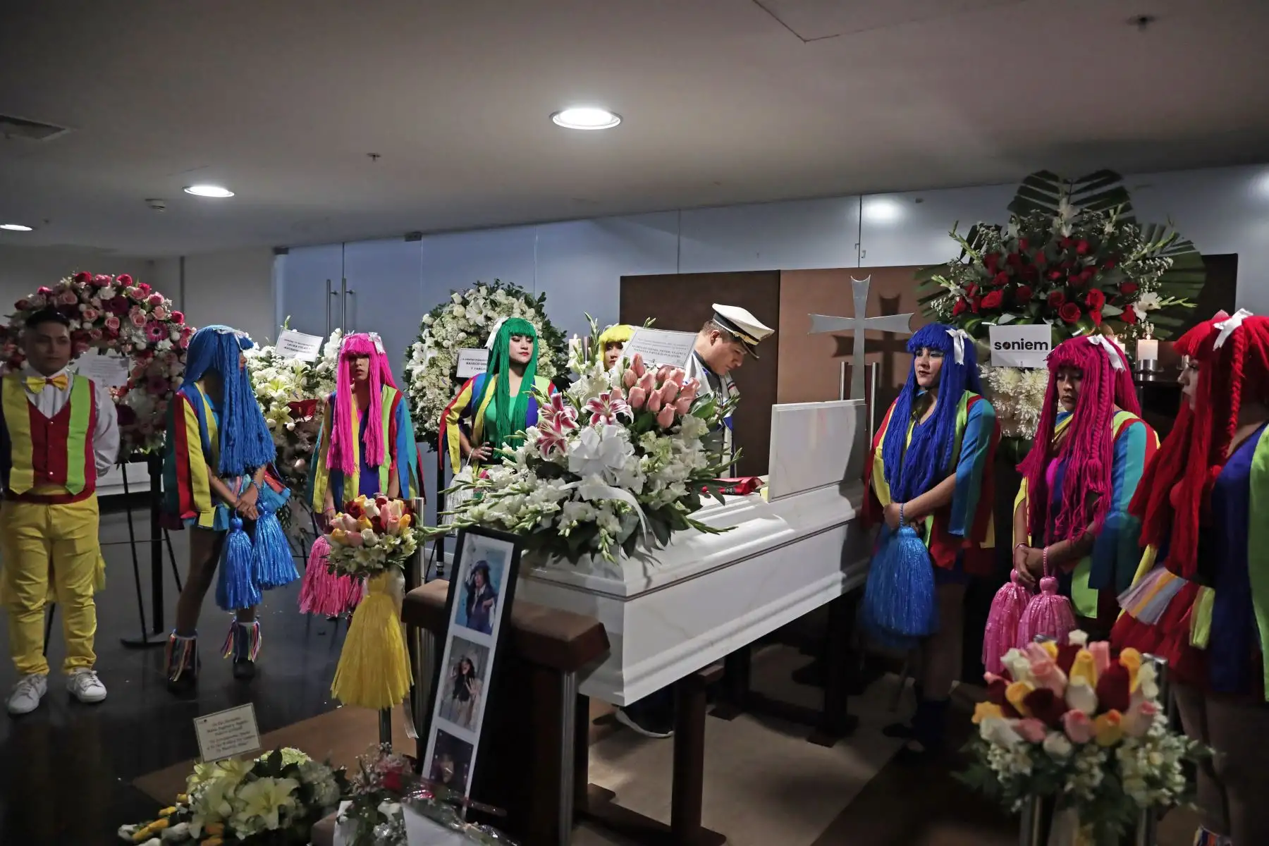 Fan vestido de marinero se despide de su querida Yola haciendo homenaje a una de sus canciones "Capitán de los 7 mares". Foto: ANDINA/ Connie Calderon