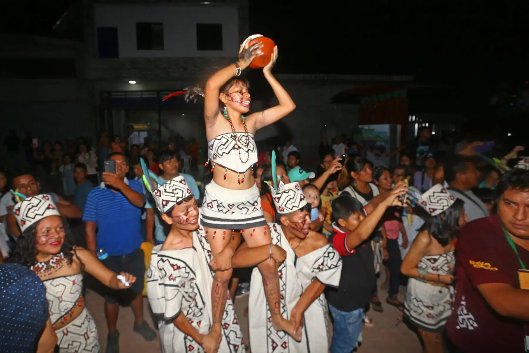 En medio de una enorme expectativa y de júbilo hoy se inauguró el bulevar de Yarinocha, en la ciudad de Pucallpa (región Ucayali) que se convertirá no solo en uno de los principales atractivos turísticos y en el espacio ideal para eventos nacionales e internacionales como la APEC 2024 sino también para la difusión del arte y  la cultura. Foto. ANDINA/ Eddy Ramos