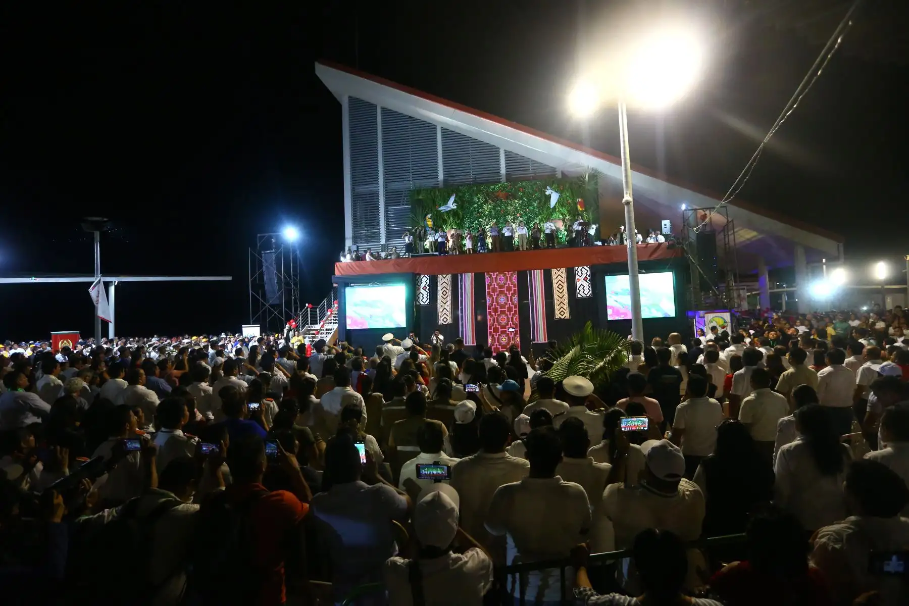 En medio de una enorme expectativa y de júbilo hoy se inauguró el bulevar de Yarinocha, en la ciudad de Pucallpa (región Ucayali) que se convertirá no solo en uno de los principales atractivos turísticos y en el espacio ideal para eventos nacionales e internacionales como la APEC 2024 sino también para la difusión del arte y  la cultura. Foto. ANDINA/ Eddy Ramos