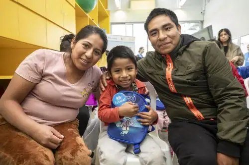 Esta importante iniciativa permitirá a las familias conocer e identificar los signos de alerta y diagnosticar de manera temprana si el niño presenta síntomas de cáncer. Foto: ANDINA/EsSalud.