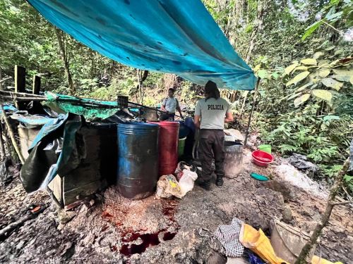 Policía Nacional desbarata laboratorio clandestino de droga en la provincia de Marañón, región Huánuco, y decomisa arsenal químico.