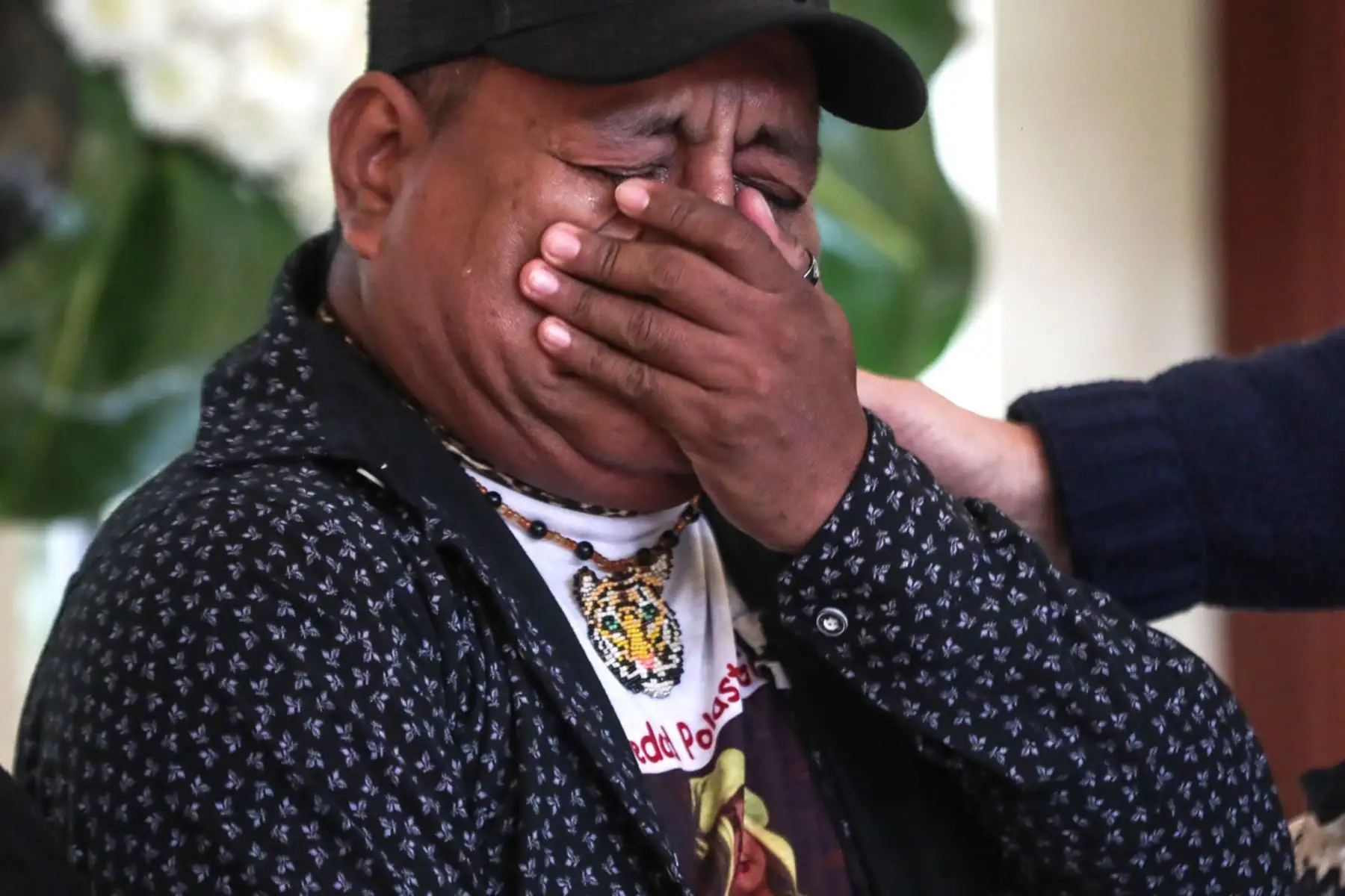 Oscar Chuquibala, llora en el velatorio de la querida Yola Polastri en la  Parroquia Nuestra Señora de la Reconciliación en La Molina para despedirse de ella horas previas al sepelio. Foto: ANDINA/ Connie Calderon